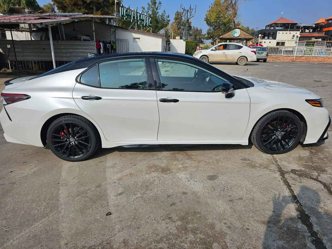 للبيع: تويوتا كامري 2023 XSE V6
فول مواصفات 6 سلندر بارنوما فتحة سقف 
--- تفاصيل السيارة:
ماشية فقط 52 ميل 
فول مواصفات + داتاشوو (فتحة سقف بانوراما)
سقف اسود بلادي 
حادث جامغ الامامي  وباب السائق وشبرين من تكمة   وجاملغ الخلفي صفحة سائق ربع تعديل بارد ايربك بارده طاك فقط  استرين ودشبول سليم البجم والخلف كبس 
---
 مواصفات تويوتا كامري 2022  XSE V6 – المواصفات الكاملة:

 المحرك والأداء:
محرك V6 سعة 3.5 لتر
قوة 301 حصان
قير أوتوماتيك 8 سرعات
كاميرا 360 درجة 4 كاميرا 
تبديل سرعات من المقود (Paddle Shifters)
الون ابيض صدفي 
نمط قيادة سبورت  + عادي + اقتصادي
 الراحة والداخلية:
مقاعد جلد رياضية
مقاعد أمامية كهربائية مع ذاكرة
تبريد وتسخين للمقاعد الأمامية
شاشة كبيرة وسطية تعمل باللمس
شاشة عدادات رقمية
نظام صوتي JBL فاخرة
تحكم كامل من المقود
شحن لاسلكي للموبايل
إنارة داخلية محيطية LED
تشغيل بصمة + دخول ذكي
 السلامة والتقنيات:
كاميرا خلفية + حساسات أمامية وخلفية
نظام تثبيت السرعة الذكي (رادار)
تحذير مغادرة المسار
مساعد البقاء في المسار
نظام النقطة العمياء
نظام المكابح التلقائي للطوارئ
وسائد هوائية كاملة
نظام مراقبة ضغط الإطارات (TPMS)
 الخارجية:
تصميم رياضي هجومي
جنوط ألمنيوم مقاس 19 إنش
أنوار أمامية وخلفية LED
فتحات تهوية أمامية
مخرجين عادم مزدوجين 
سيارة مواصفات واحد على واحد فول ماعدها داخل احمر واسترين هيتر 
---السعر مناسب 223 
***********
***********
العنوان الموصل
