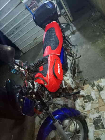 سلام عليكم بوكسر2018 بدون اوراق مكفول سرقه 
المكان ديالئ منصوريه الشط 
*********** 
المكينه بيها صوت ب زنجيل 
ولمكينه مفتوحه
السعر 700وىي مجال
