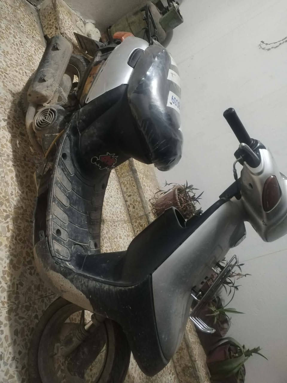 السلام عليكم
دراجه بوتين نضيف مكينه ما مفتوحه شلعه معدل فول كهربائيات شغاله السعر 300 بي مجال قليل 
رقمي للتواصل ***********
