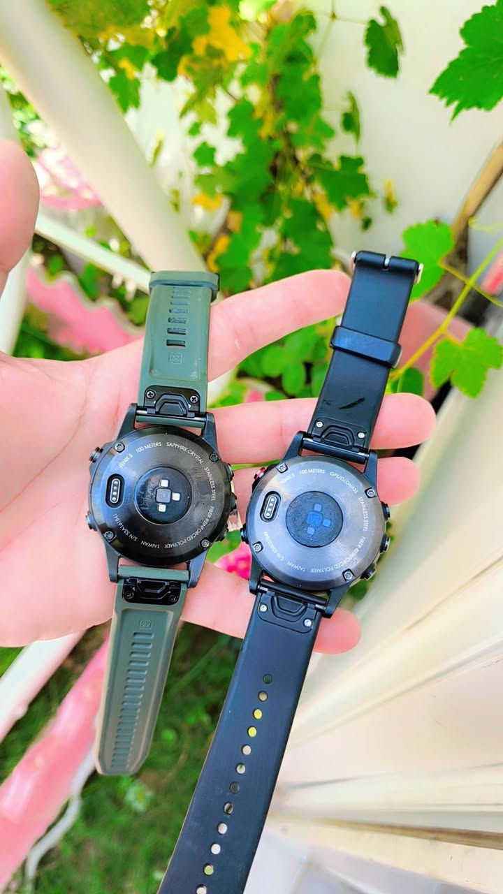 #ساعة Garmin fēnix 5 Sapphire (المحددة في الصورة باللون الأخضر) هي ساعة رياضية ذكية فاخرة مخصصة للمغامرات والأنشطة الرياضية القاسية.تتميز هذه النسخة تحديداً بوجود عدسة ياقوتية (Sapphire) فائقة المقاومة الصدمات، بالإضافة إلى دعم اتصال Wi-Fi لنقل البيانات تلقائياً.🛠️ مواصفات التصميم والشاشةحجم الهيكل: 47 × 47 × 15.5 ملم.الشاشة: مقاس 1.2 بوصة بدقة 240 × 240 بكسل، وهي شاشة ملونة بتقنية (MIP) الواضحة جداً تحت أشعة الشمس المباشرة.المواد: إطار علوي وأزرار وغطاء خلفي من الفولاذ المقاوم للصدأ (Stainless Steel)، مع هيكل من البوليمر المقوى بالألياف لمتانة عالية.مقاومة الماء: تصنيف 10 ATM (مقاومة للماء حتى عمق 100 متر)، مما يجعلها مناسبة للسباحة والغوص السطحي.الأحزمة: تدعم نظام الأحزمة سريعة التبديل (QuickFit) بمقاس 22 ملم.🔋 أداء عمر البطاريةوضع الساعة الذكية: يصل إلى 14 يوماً.وضع الملاحة (GPS): يصل إلى 24 ساعة متواصلة.وضع توفير الطاقة (UltraTrac): يصل إلى 60 ساعة (بدون تتبع نبضات القلب المستمر).📡 المستشعرات والتتبع الذكيالملاحة: تدعم أنظمة الأقمار الصناعية المزدوجة GPS و GLONASS لتحديد المواقع بدقة عالية في البيئات الصعبة.المستشعرات الداخلية: بوصلة ثلاثية المحاور، جيروسكوب، ومقياس ارتفاع بارومتري (مستشعرات ABC لرحلات الجبال).قياس نبضات القلب: مستشعر (Elevate) مدمج أسفل الساعة لقياس ضربات القلب من المعصم على مدار الساعة بدقة.🏃‍♂️ الميزات الرياضية والذكيةملفات رياضية مدمجة: تدعم تتبع الجري، ركوب الدراجات، السباحة، التزلج، الجولف، والمشي لمسافات طويلة (Hiking).أدوات الأداء المتقدمة: قياس مجهود التدريب، وحالة اللياقة البدنية (VO2 max)، ووقت الاستشفاء.الاشعارات الذكية: استقبال التنبيهات، الرسائل، والمكالمات الواردة عند ربطها بالهاتف الذكي (عبر تطبيق Garmin 
🌹تدعم الموسيقى 

🌹تدعم خرائط العراق 

🌹تدعم شعارات الاتصال والرسائل عربي 

🌹السعر 180 الف


**إذا كنت صاحب هذا الإعلان وتريد حذفه لأي سبب، رجاءا أرسل رسالة إلى الدعم الفني**