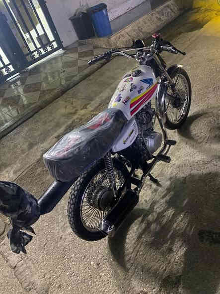 السلام عليكم ماطور سافين 5 كير ..مكينه150.. دراجه طياره عزم نار شلعه نار نكره سلف نكره هندر 
كيبل واير جديد
باتري جديد
زوج تايرات جدد 
4دبلات جدد 
ماطور دينار متصرف علي 
سعر400وبي مجال مكاني شارع كركوك 
(***********)
