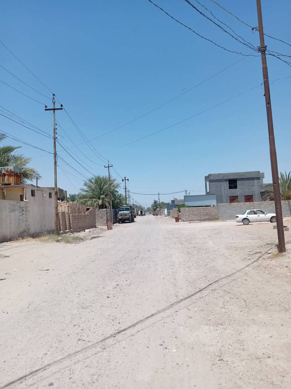 🏡 للبيع قطعة أرض بمساحة 2300 متر مربع
📍 الموقع: قضاء الكرمة – منطقة البصياح – خلف المخازن الغذائية
⏱️ تبعد عن سنتر مدينة الكرمة حوالي 5 دقائق فقط.

✅ الواجهة: 27 متر
✅ النزال: 85 متر
✅ على شارع بعرض 15 متر
✅ جنس العقار: طابو زراعي

🏠 منزل طابق أرضي بناء طابوق بحالة جيدة، يتكون من:

- 3 غرف
- صالة
- هول
- استقبال
- مدخل
- محل تجاري على الشارع بمساحة 4×6 متر

🚗 كراج يتسع لـ 8 سيارات

🌳 حديقة أمامية كبيرة وحديقة خلفية تحتوي على أشجار مثمرة:

🍈 تين
🫒 زيتون
🌴 نخيل
🍇 شجرة عنب

🏗️ جعب مسلح بقياس 14.5 × 14.5 متر

🔒 القطعة مسيجة بالكامل

💧 ماء إسالة واصل للبيت
⚡ كهرباء متوفرة
🔋 مولدة

⭐ العقار مناسب للسكن والاستثمار والمشاريع الزراعية.

📞 للاستفسار والمشاهدة التواصل على الرقم: ***********___ _______***********
