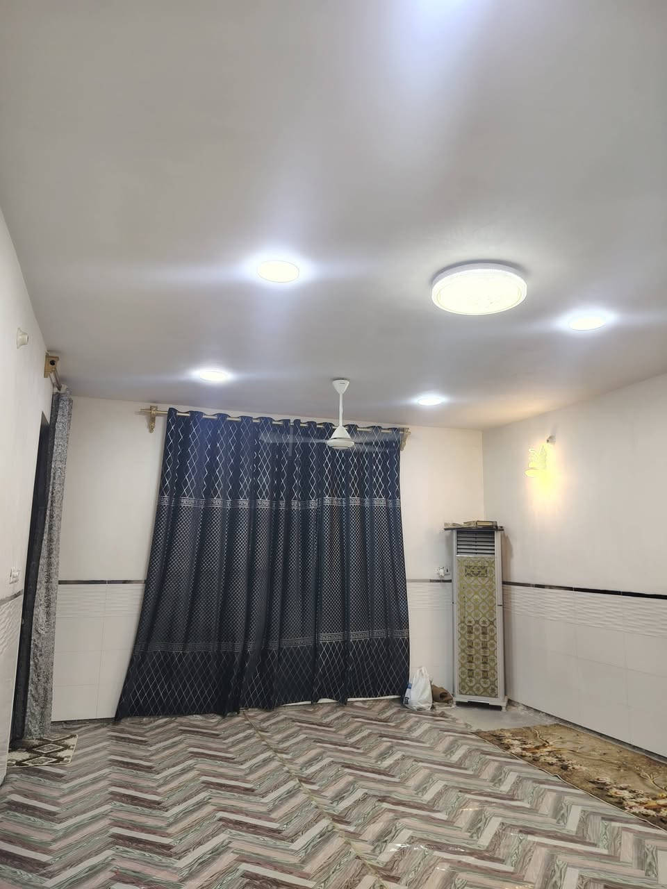 السلام عليكم بيت مساحه 200 متر للبيع يحتوي علا 4 غرف
 صالتين استقبال  غرف 4 كاملات ومثل مموضح ب صوره
المطبخ ولصاله مملبوخات بناء حديث العنوان التأميم حي ابا ذر الغفاري كامل خدمات مي  مجاري تبليط  الاتصال)))

(***********)
