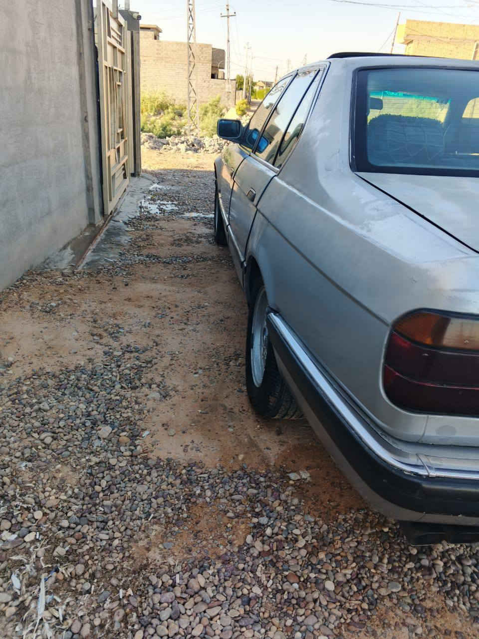 السلام عليكم بي ام 750 موديل 92 رقم بغداد خصوصي بس المكينه 35و الگير 750بلادي مال گصه ودبل جامه ودبل إرباك حداده الصدر امامي خلفي جديد وتخم تأير جديد السيارة بااسمي  وتحويل ثاني يوم السعر 55 وبيها مجال للأستفسار اتصل ع هذا رقم‏‪***********‬‏
