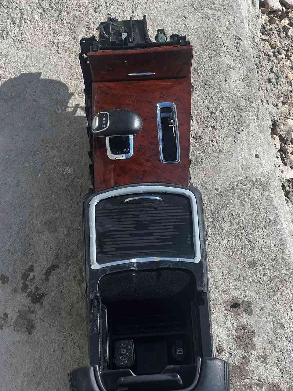 كونسول وسطي أصلي كامل مع  جهاز ويده الكير  بحالة نظيفة جدًا. اوباما 
✔ ديكور خشب  
✔مكان اكواب
✔ مع عصا الكير  
✔ القطعة أصلية ومناسبة
✔ بدون كسر أو عطل
القطعة جاهزة للتركيب مباشرة.
💰 السعر ٢٥٠ الف ***********
.
