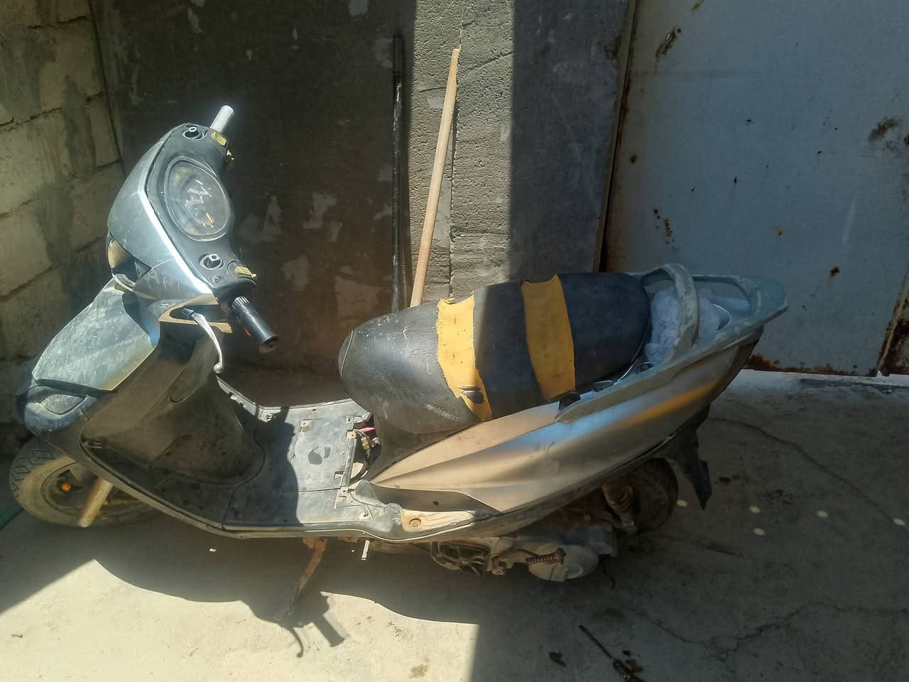 للبيع دراجه كامله ولفات جدد عقل جديد سكليتر وبريك جدد كابريته جديده فايكوم جديد كهربايات شغاله نقصه فقط كلج امامي شغاله بس ابيع نقص كلج السعر 225 وبيه مجال شراي اتصل ***********
