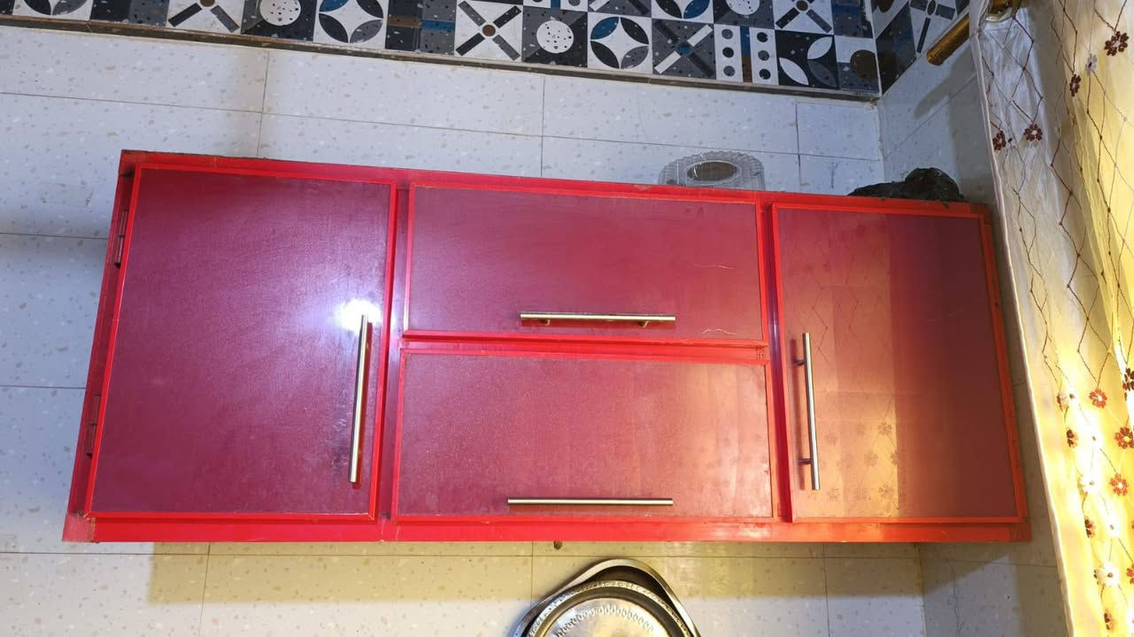 السلام عليكم يتوفر كاونتر متر ونص كربلاء طريق الحر فرع مطعم ابودنيا داخل الفرع بالاخير السعر 200الف الاتصال على***********
