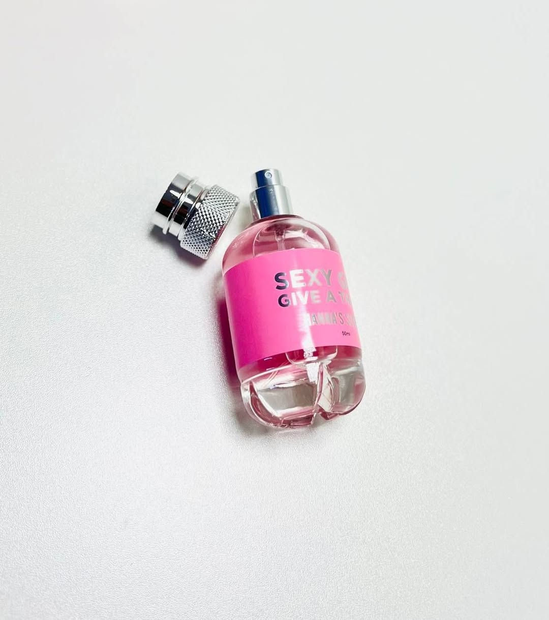 عطر سكسي كيرل فرموني 🫦🙈 "Sexy Girl" من ماركة Bi-Es البولندية. 
الرائحة: يتميز برائحة زهرية فاكهية. 
المكونـات :
المقدمة: الكشمش الأسود، الفواكه الاستوائية، الخوخ، الشاي، والماندرين (اليوسفي). 
القلب: الياسمين، الفاوانيا، زنبق الوادي، والبرقوق. 
القاعدة: المسك، الفانيليا، والعنبر. 
الوصف: يوصف بأنه عطر ساحر ومثير، يبرز الأنوثة والجاذبية.. 

توجد توصيل لجميع المحافظات العراق 🇮🇶🚚🚕للحجز والاستفسار يرجى التواصل عبر الخاص 📩💌توجد لدينا عروض خاصة وخصومات وهدايا 🎁😍


**إذا كنت صاحب هذا الإعلان وتريد حذفه لأي سبب، رجاءا أرسل رسالة إلى الدعم الفني**