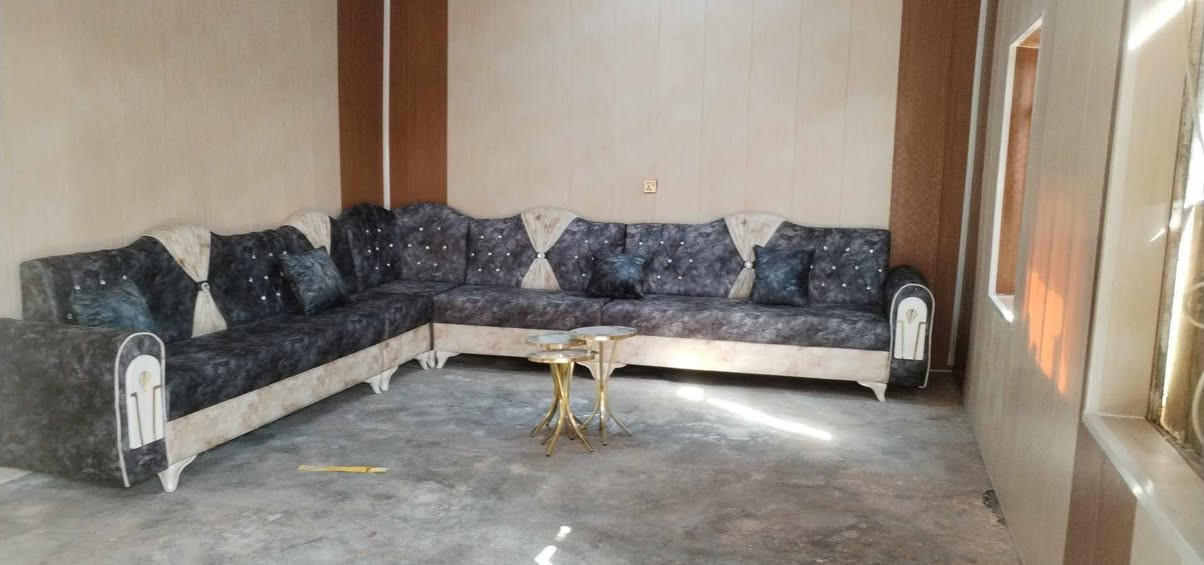 بيت للبيع منطقه السبل مقابل السجن الاصلاحي مساحه 250 متر بيه وصل تطويب غرفتين وصاله ومطبخ حار وبارد منور حمام داخلي وصحيات خارجيه ودرج خارجي طارمه جبيرة فوگ ال50 متر ارضيه سيراميك جديد شارع رئيسي مو فرعي ماي ومجاري توهم مشتغلينها وراها تبليط شركه جاي تشتغل بلمنطقه السعر 53 وبيه مجال. الاتصال *********** بيه واتساب ; بيع مستعجل
