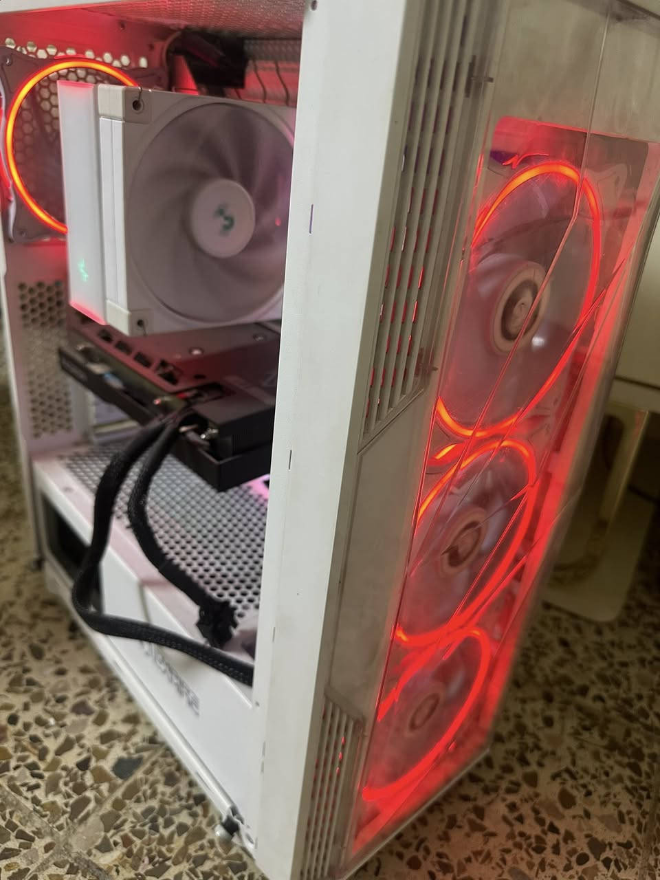 🔥 جهاز قوي ومناسب للألعاب والشغل الثقيل 🔥
🔷 المعالج: Intel Core i5 14400

🔷 الرام: 32GB DDR5

🔷 كرت الشاشة: RX 6600 XT 8GB

🔷 المذربورد: ASRock Z790 Pro RS

🔷 التخزين:

• SSD 512GB

• SSD 1TB

🔷 الباور سبلاي: 850W Gold

🔷 التبريد: هوائي (مبين درجة الحرارة)

🔷 الكيس: Empire Gaming RGB

🖥️ الشاشة:

MSI

حجم 24 إنج

معدل تحديث 200Hz

وياه ماوس نوعيه كلش زينه مال العاب 

وكيبود نوعية كلش زينه 

و يو بي اس نوعيه ممتازه 

✨ جهاز جاهز يشغل أقوى الألعاب بسلاسة وأداء عالي 🌟
السعر : مليون و300  وبيهه مجال
العنوان بغداد حي الخضراء 

للاستفسار 

***********
