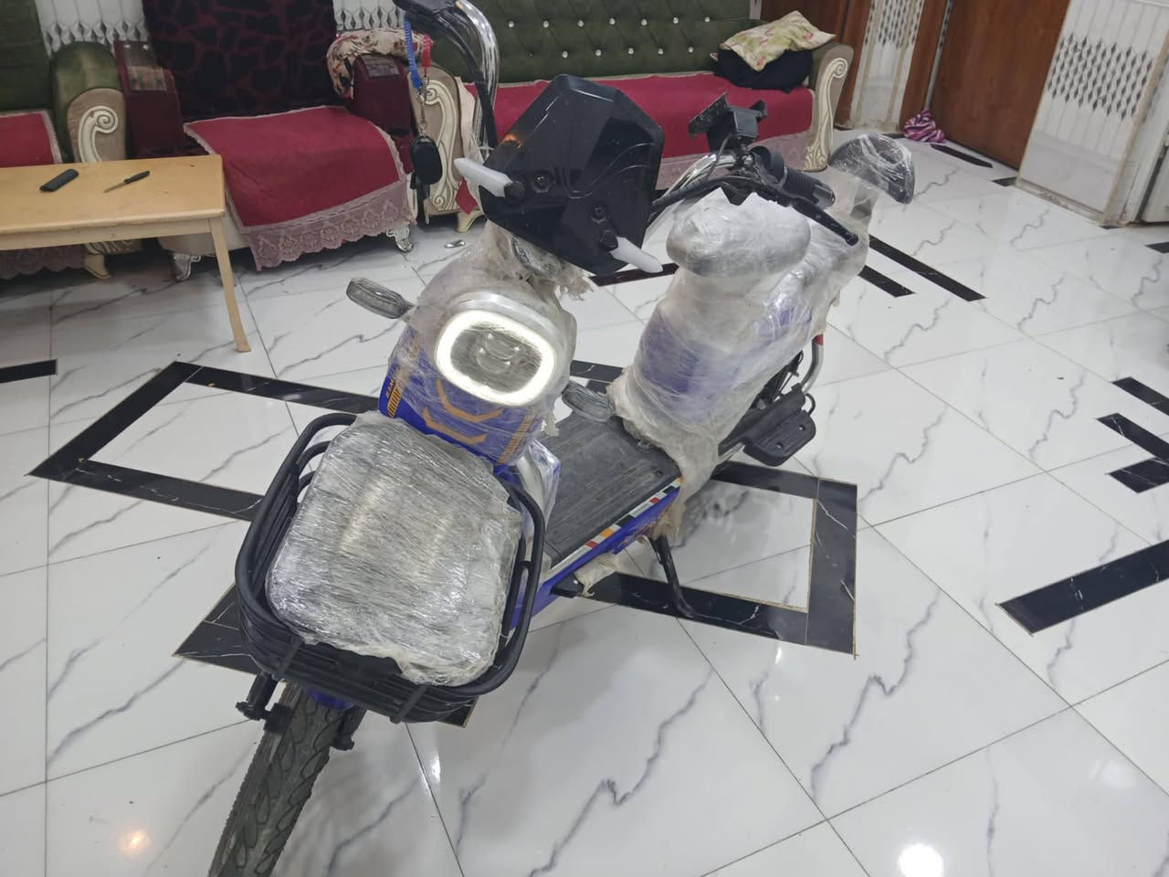 سلام عليكم دراجه شحن خير من الله حجم 24 موديل 25 سرعته 70 و 5بطاريات وشاحنته موجوده وكل غراضه موجوده مكاني ناصريه قضاء الغراف سعر 500 وبيه مجال للشراي يتصل او فيس رقم ***********
