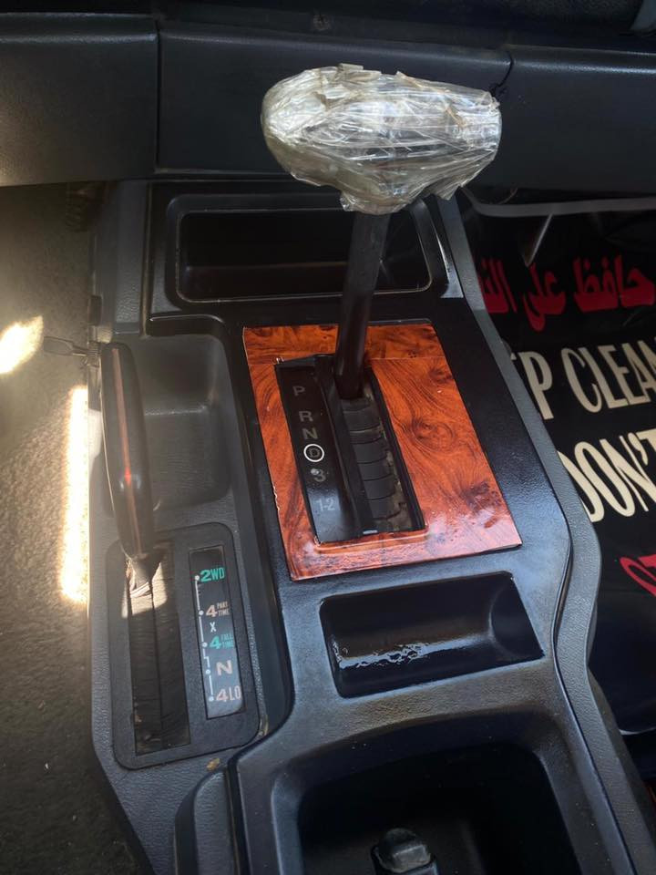 جيب شيروكي موديل 91 فور ويل
محرك 6 سلندر بلادي كير ومحرك زينات 
رقم انبار الماني سنوية 2019 تحويل مباشر 
مكانها الانبار فلوجة السعر 24 وبيها مجال بسيط وماكو هيج نظافة بهيج سعر 
بيها نقص شفت خلفي وجبنة محرك والباقي تجي وتجيك
كاتبلك تفاصيل كاملة رجاءًا لتتصل وتكلي شبيها ماييها 
عجبتك تجي تشوفها وتدلل وتحياتي للجميع 
للاتصال ***********
