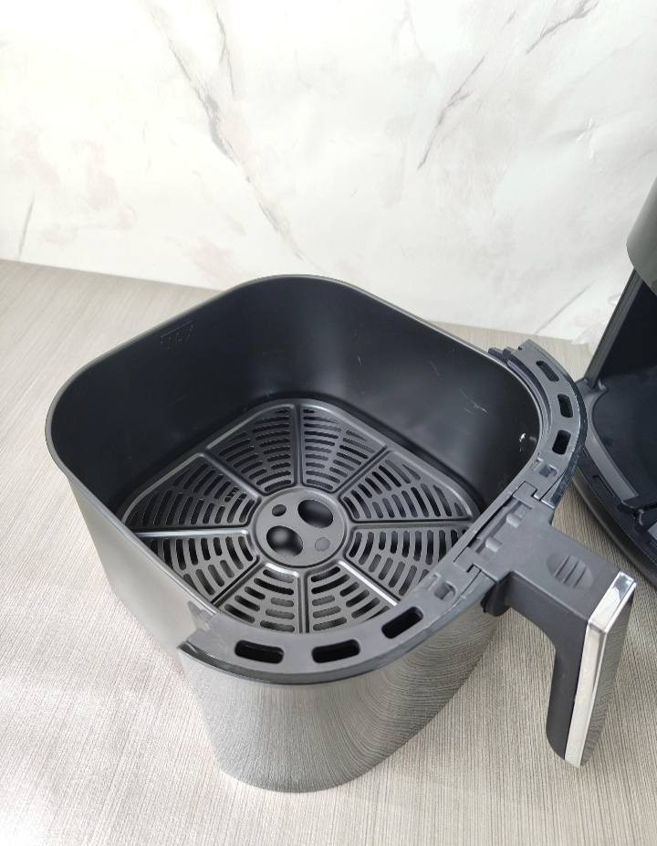 قلاية هوائية 6 لتر من LIYAAT
نوع القلاية: قلاية هوائية تعمل بالهواء الساخن
طريقة الطهي: تقلي بدون استخدام زيت أو دهن
درجة الحرارة: قابلة للتعديل من 80°C إلى 200°C
الوقت: مؤقت حتى 60 دقيقة مع إيقاف تلقائي
السلة والصينية:
سلة القلي وصينية قابلة للغسل في غسالة الصحون
بطبقة غير لاصقة
الطاقة: 1500 واط
التحكم في درجة الحرارة: قابل للتعديل

ألمانية اصلية


**إذا كنت صاحب هذا الإعلان وتريد حذفه لأي سبب، رجاءا أرسل رسالة إلى الدعم الفني**