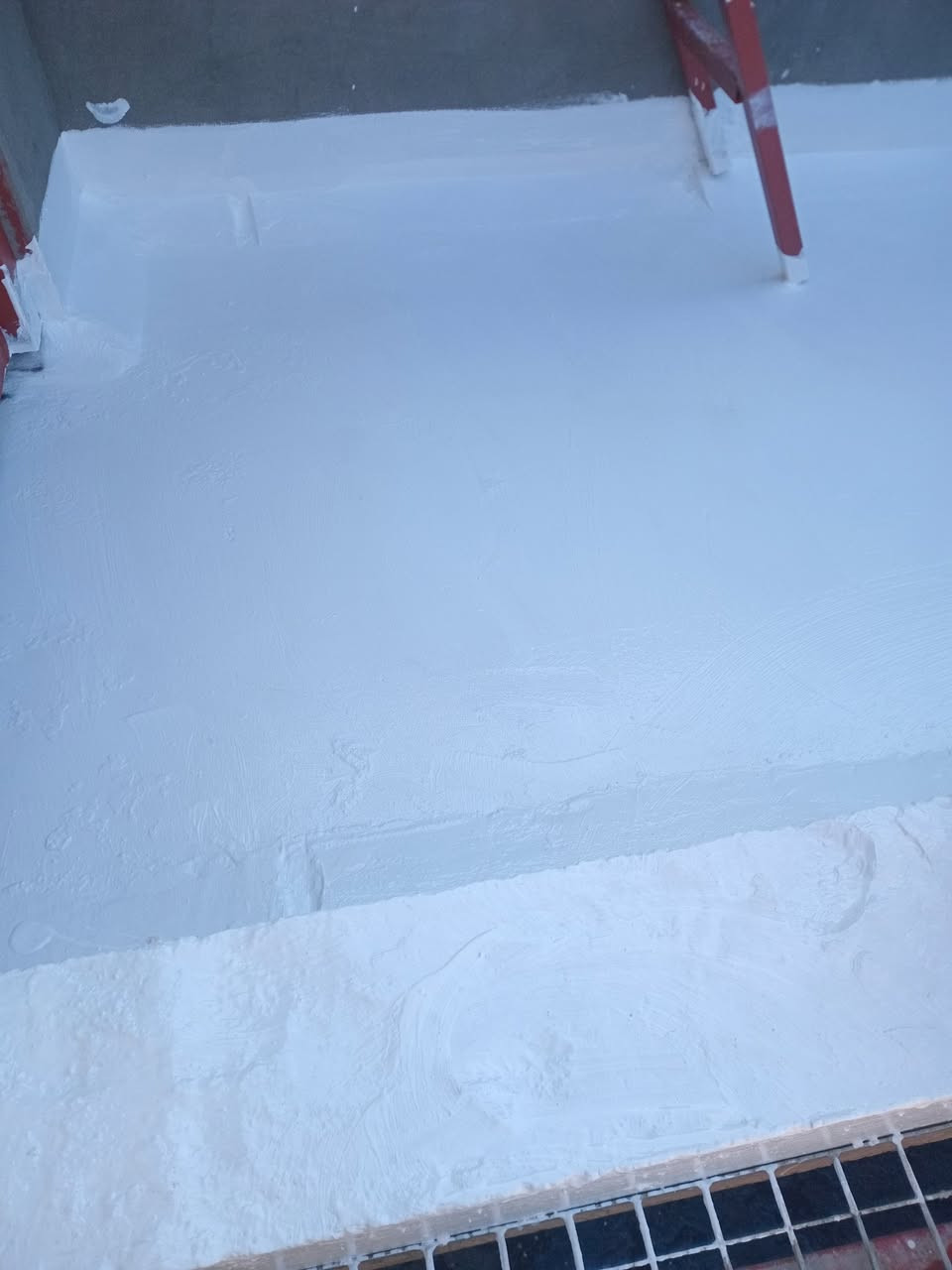 مادة الروف كارد العازله للاسطح 
عازلة للرطوبة 100%
عازلة للحرارة 80%

ملاحظة: تتكون المادة من طبقة الاساس  +الالياف العازلة 

يتكون العمل من تنظيف وجلي السطح وتصفيره من الشوائب الاسمنتية الزائدة + تصليح الاطراف بالمادة الاسمنتية وتنعيمها +تصليح الاماكن التي يتجمع بها الماء +غسل السطح  من الاتربة غسل جيد +طلاء طبقات المادة العازلة مع الالياف   
للاستفسار اكثر الاتصال على الرقم ***********
