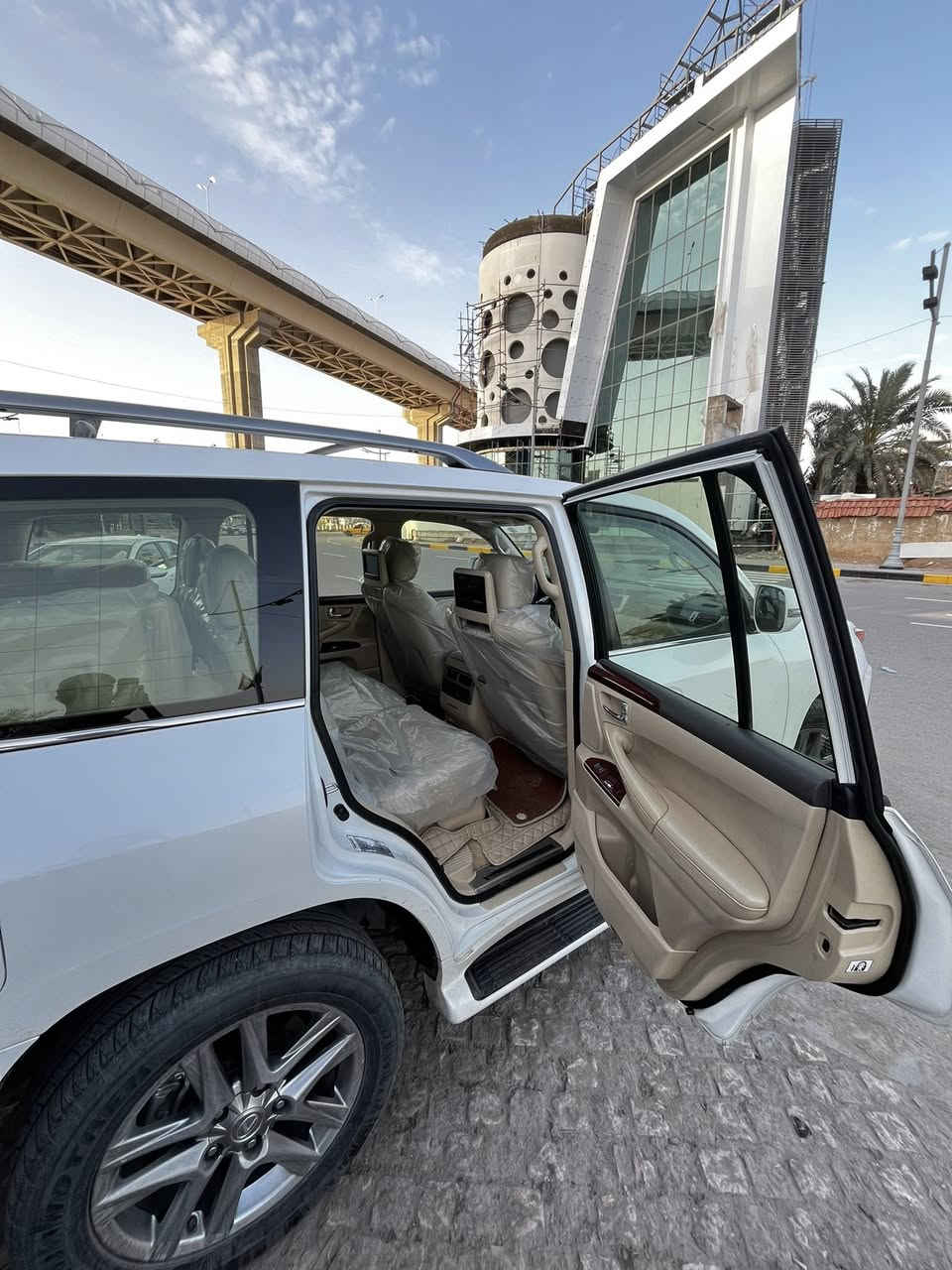 سلام عليكم لكزس LX570 S SPORTS اعلة فئة بـ لكزس موديل 2014 ماشية 140 الف بيه صبغ كد شبر بالباب وهم بالبنيد كد شبر مكان السيارة بصرة سعر 410 وبيه مجال ***********
