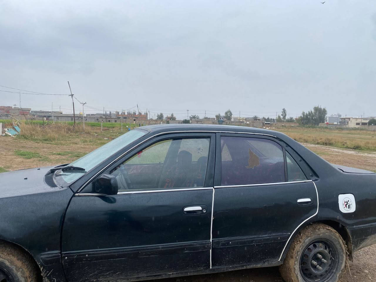 السلام عليكم
سيارة للبيع
طرف ثالث عندي وكاله بيها وابو العامه موجود 
السعر ٢٥
سيارة خير من الله مكان شهربان بلور 
***********
