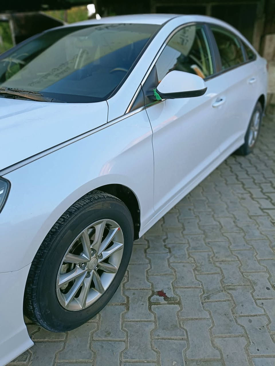 سوناتا .. موديل. 2018 .. SE ..... (اليبل واحد)
محرك 2400 ...GDI 
ثلاث انظمة قيادة (Sport -Normal - Eco ) 
تحكم جهتين 
مثبت سرعه (Cruise) 
شاشة كبيره 
رادار خلفي+ جانبي 
منظومة انارة زينون شركة ابرايد ( Bright ) 
محرك أو كير او حجر بيئة أو حداديه كله مكفول 
صور الحادث ورقم شاصي موجود داخل صور 
(ملاحظة) بيه مكان تقشير بوجه القماره ومصلحه او البنيد بيه تقشير ومغلف فابلوم الاماني 
السعر ب 133 أو بيه مجال 
العنوان نجف حي سلام شارع العين قرب كراج بغداد 
الاستفسار اكثر اتصل ***********
