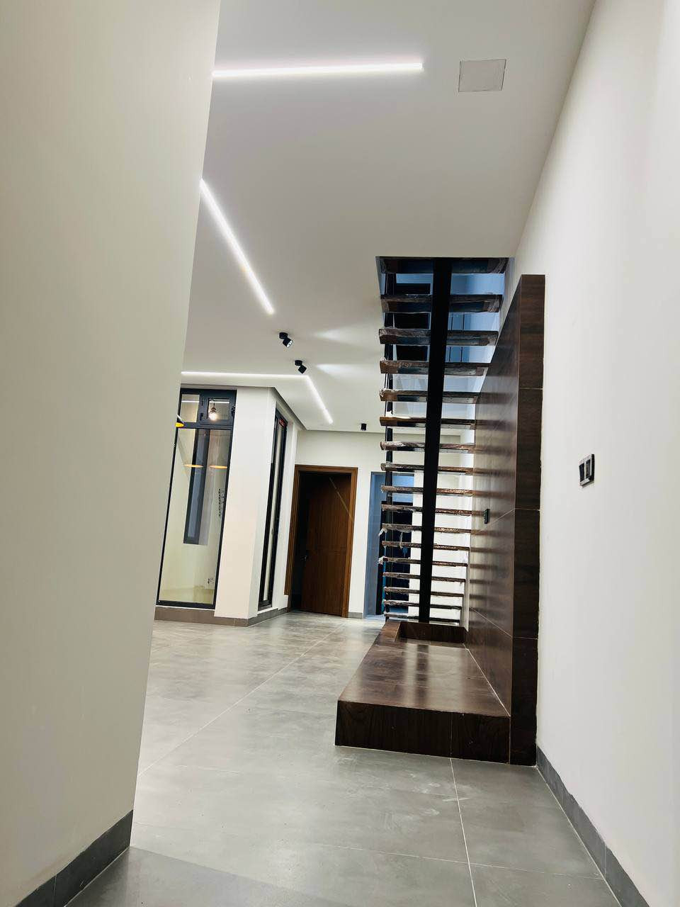 🏠.دار طابو صرف لبيع موقع مميز  فول الفول تسليم مفتاح 📍 🏠

. ((((🏢🏢🏢🏢 🧿🧿🧿)))) ⭕

الموقع/ حي الامام قريب من شارع 60 شارع الشهد لتقسيط 📍📍

 
المساحـــة الكليه / 130 م  

التفاصيل // الطابق الأرضي  غرفة نوم صاله مطبخ حار بارد  صحيات هول 

الطابق الثاني // غرفتين نوم صحيات بيتونه 
 

السعر :  ***********  محمد الجنابي المدهش للعقارات

 
 
  شوارع نظاميه  تتوافر كافة الخدمات ماء كهرباء تبليط 

للمزيـــــد من الاستفســــــار مراسلــة الصفحــة او زيارة #شركة المدهش للعقارات والمقاولات 📍📍 
الكائن في الحلــــة - شــــــــارع بغداد قرب مدينة العاب المدهش فرع مطعم ابو صفاء الاول فرع الجسر المشاة  او الاتصــــــال علــــى

 ☎️***********_*********** ☎️
 متوفــــــر واتساب
💢لمــــــن يــــــرغب فــــــي عــــــرض عقاره طابــــــو صــــــرف او زراعــــــي او تجــــــاري يرجــــــى مراســــــلتنا 💢
#شركة _المدهش للعقارات والمقاولات حلة, بابل
