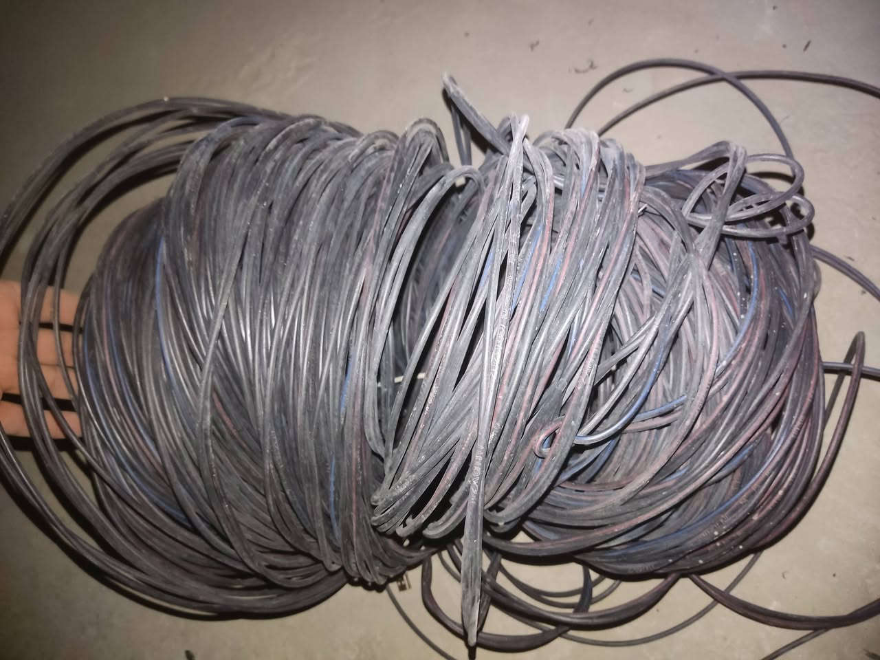 سلام عليكم ضفيرة للبيع 150 متر فافون بعدهي جديدة السعر ب35 المكان نجف حولي الستفسار ***********
