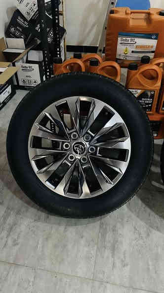 السلام عليكم اخواني عندي ويل لاندكروز اصلي مو تجاري ياباني اصلي جديد كلش  هو ويا تخم تاير (التاير صيني) بس خوش نوعيه 
السعر 16 ورقة وبي مجال بسيط للاستفسار  

 ***********
