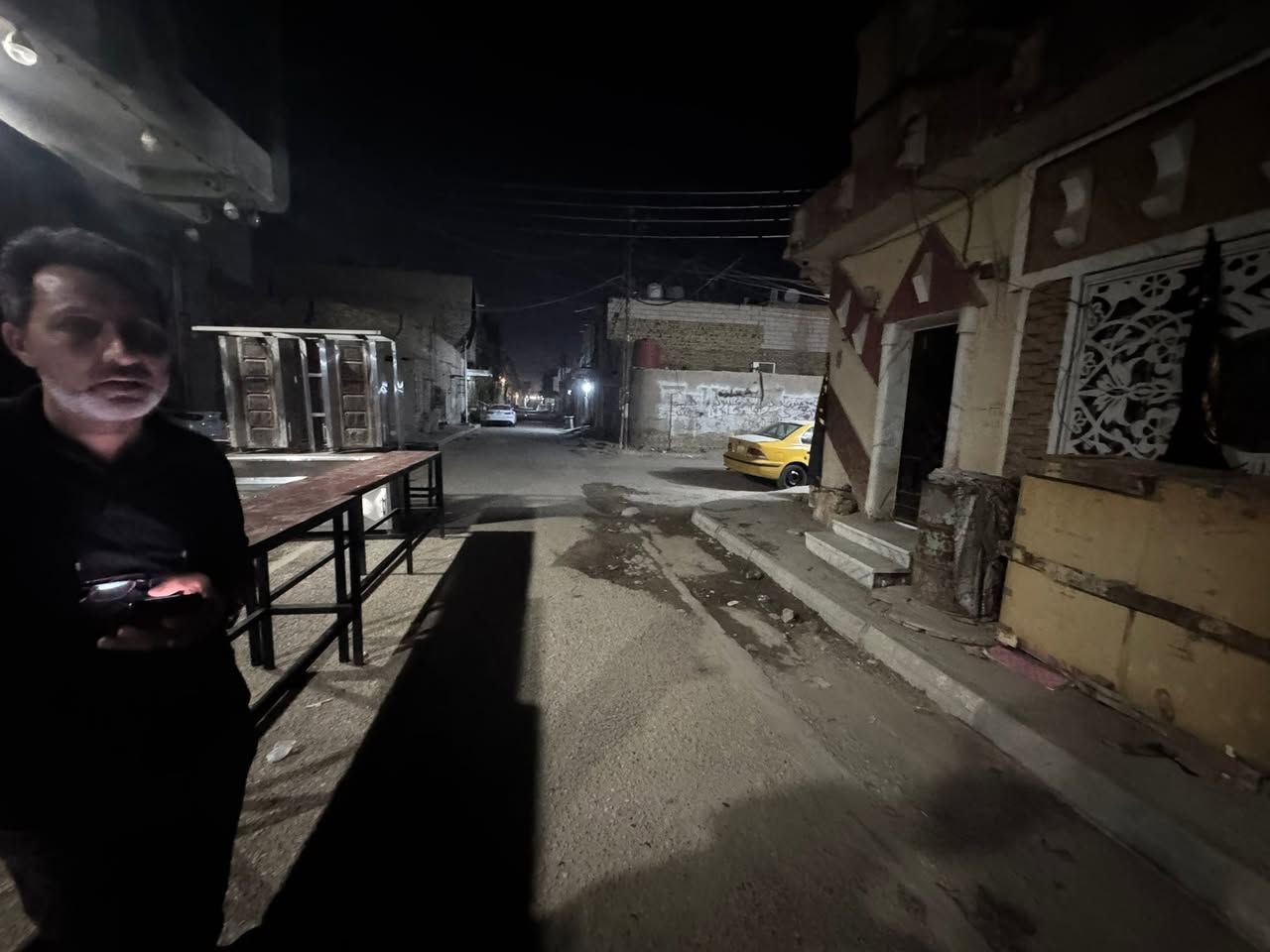 بيت للبيع في منطقة الدب مساحته 160 متر طابقين غرفتين جوه وصاله ومطبخ واستقبال وهول والطابق الثاني ثلاث غرف وصاله         قريب على شارع الدب 
الاتصال على الرقم واتساب ***********
