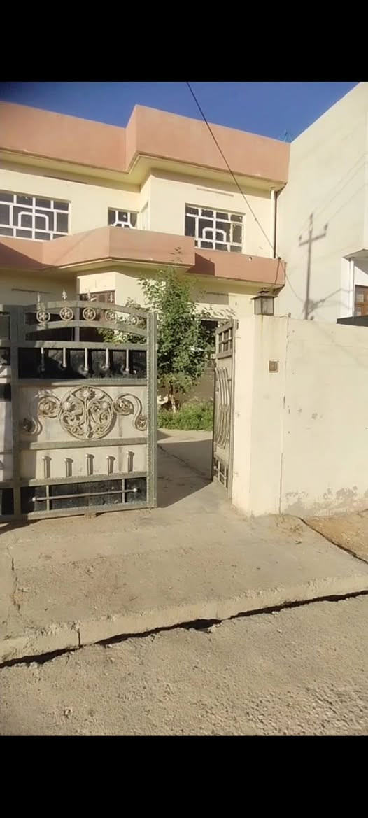 عقار للبيع بيت 200 متر طابقين اربع غرف نوم يصلح لعائلتين فول خدمات 61 ملیون بس یحتاج سبغ وترتیبات عنوان كركوك شوراو الاولى قرب سوق مدرسة خاك ***********
