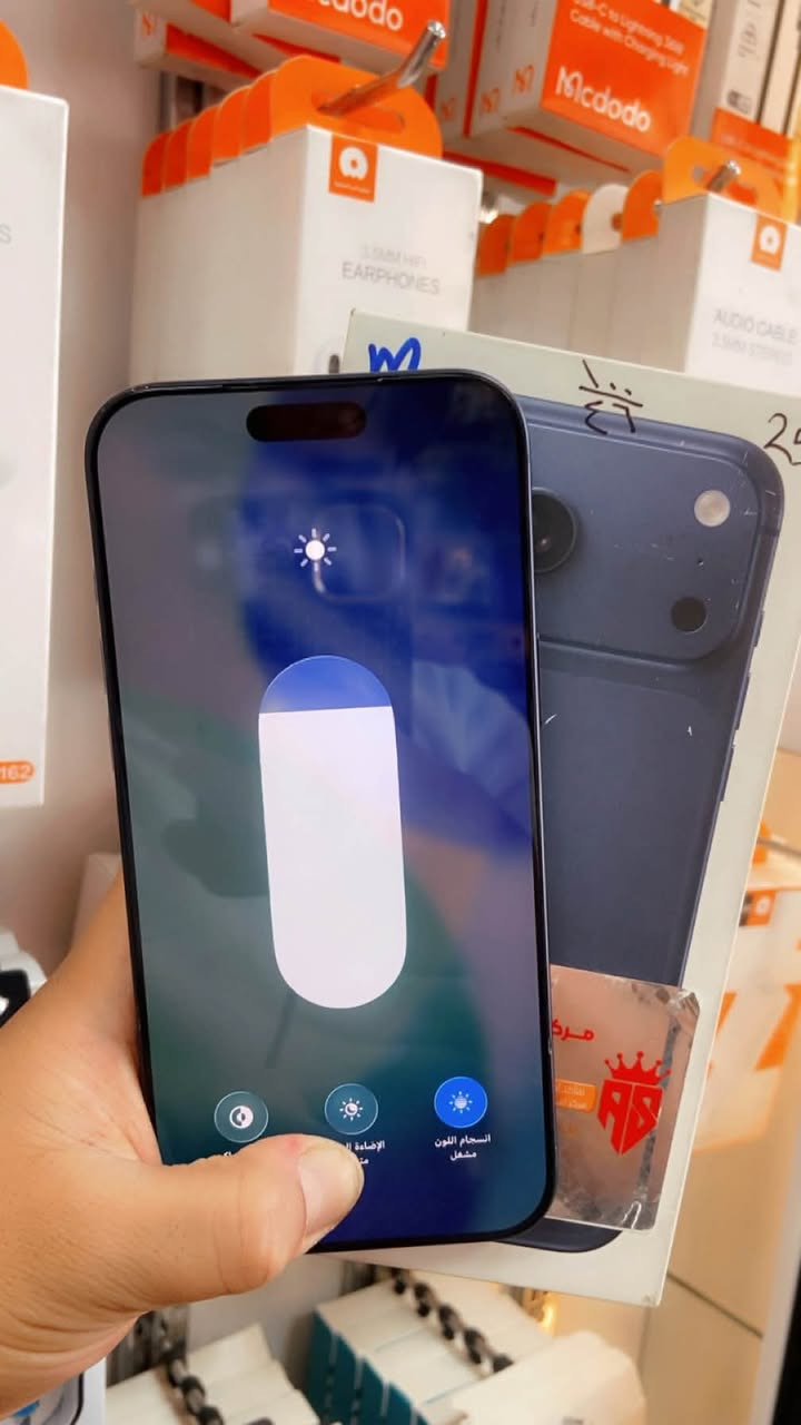 السلام عليكم 
* ايفون📲 17 برو ماكس
* اللون نيلي المميز 
* بطاريه 🔋100 عدد شحنات 117 
* ذاكره 256 
* نموذج M  / AFA
* مكفول كفاله عامه من فتح وتصليح 
* بي ضربه بسيطه بل شاصي صغيره
* السعر / مليون 840 وبي مجال بسيط حك الجيه
* العنوان / بغداد الدوره شارع الصحه
* للتواصل /***********
