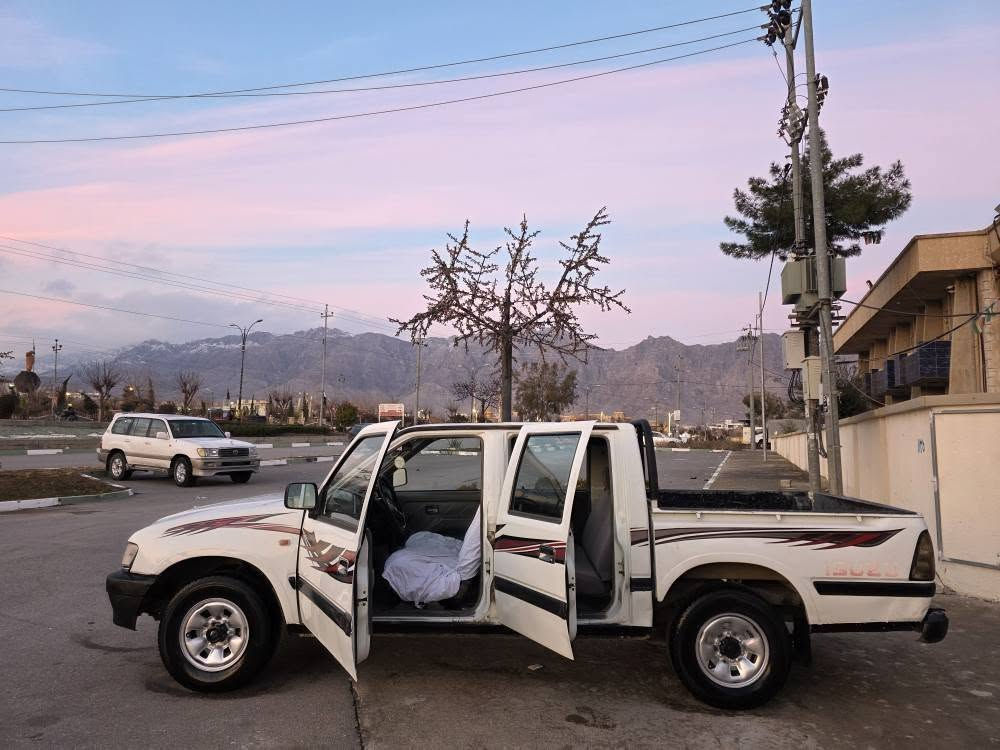 بەس ماشاڵڵەی دەوێت بەمانای کەلیمە ماڵی دۆستە 
پیکاب ئاسیزوو مۆدیل 2001ئارم پلاستیک بەشەرتی سەیتەڕەو مافڕەزەو دایرەی مرور هەموو کوردستانی پیبگەری بەشەرت 
گێرو مەکینەو ئاکسلوو کامی تندو تۆڵیو کامل کارەبایاتی بەشەڕتە 
نوکە دەرزی داحموو لێدراوی پیوە نیە هەموو گیانی بەشەرتە تەنیا دوویان سێپارچەی سبووخە سەخفو شانو پیشی وەک شوشەیە قەتڕە خایساتی نیە دەڕو ناوی زۆر جوانە 
گێروو مەکینەی پیکاب دێری لەسەڕە ئیسراحەتی کردووە بەنزین کەم دەخوات زۆریش بەهەڵمەتە 
هەموو گیانیش ئیش دەکات هەموو گیچەنیشی مەزبووتە گەرمی مەزبووتەو ئەشیای تەبریتیشی کامل پیوەیە داحمی بۆ داحمی بەشەرتە 
ویک بیلەدی دانیشتوە مەکینەی هیچ تەڕهیمی تیانیە 
پاتری تازەیە پاوەڕە کازریتەری بیلادیە زۆر تندوو تۆڵا 
شوێن رانیە *********** نرخی $35 ک رانية, السليمانية
