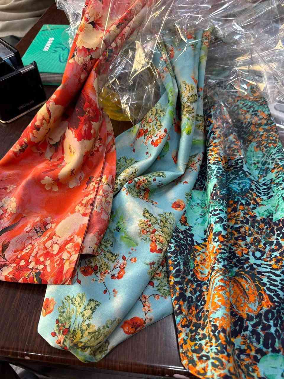 وصلني اليوم وجبه جديده قماش كشمير الامارتي مغوار او مايباخ في محل دارين خانقين توله فروش فرع صيدليه مازن متواجدين في المحل من ساعه ٤ عصرا لغاية ١١ ليلأ ويوجد خدمه توصيل داخل خانقين وخارج خانقين بالأسعار مناسبه جدأ وأهلا وسهلا بيكم بإدارة ابو حمودي رقم موبايل *********** ويوجد جمله ومفرد ويوجد لدينا موديلات أخرى ان شاء الله
