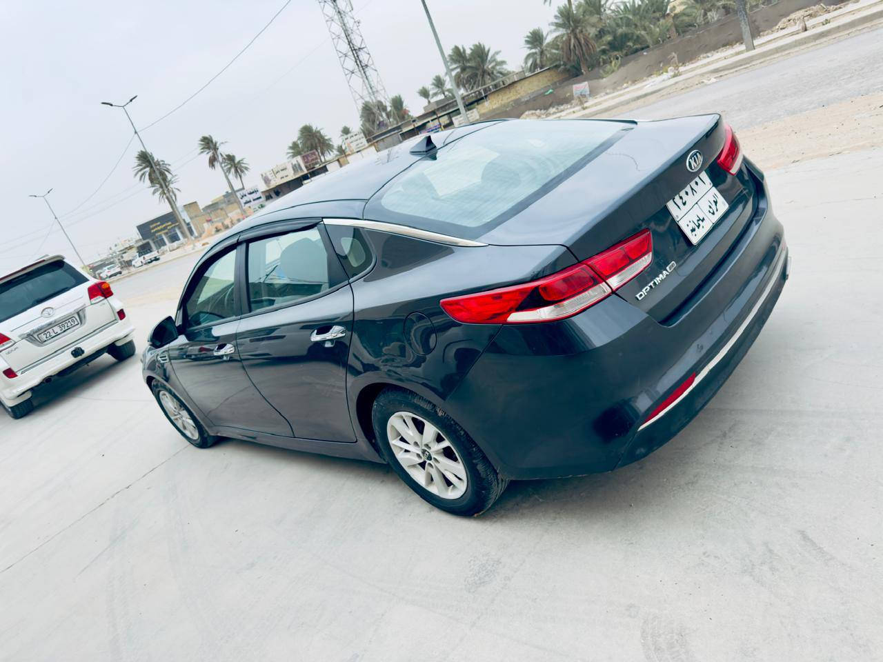 السلام عليكم
اوبتيما للبيع موديل 2017 
امريكي بيه قطعتين بنيد وجاملغ فقط الباقي كفاله مكينه كير جديد ماشيه119m السياره ما نقصه شي جديد كلش واحله من الصوره بيع او مراوس حسب القناعه السعر 120بيه مجال رقم الهاتف ***********دك وتدلل
