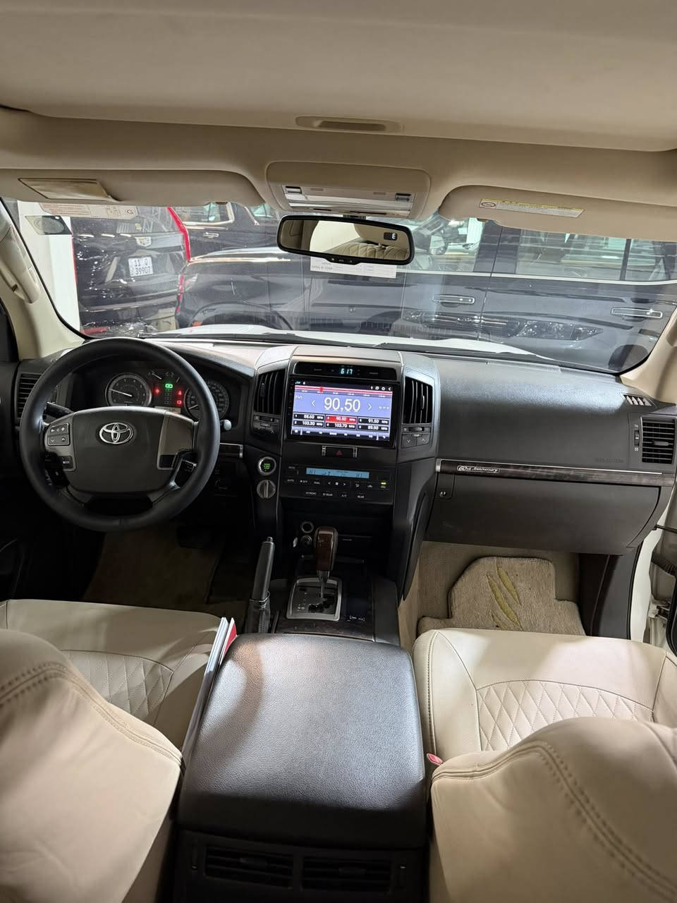 سلام عليكم لاندكروز ٢٠١١
ستينيه مكفوله كفاله عامه
مواصفات ؛ بصمه كراسي اماميه كهربائيه + تشغيل عن بعد 
فتحه وموصفات ستينيه معروفه 
السعر ٣٣٠ ورقه وبيه مجال
للاستفسار ***********
