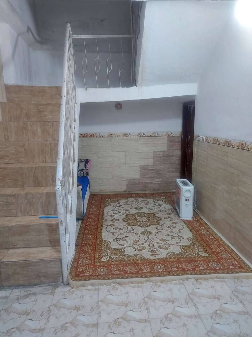 سلام عليكم بيت للبيع طابو زراعي 130متر فرعي خلف قاعت اوسكار ***********سعر 85وبي مجال تصال عله  هاتف  يحتوي البيت عله صاله وطبخ وغرفه جوه الفوك غرفتين نوم

