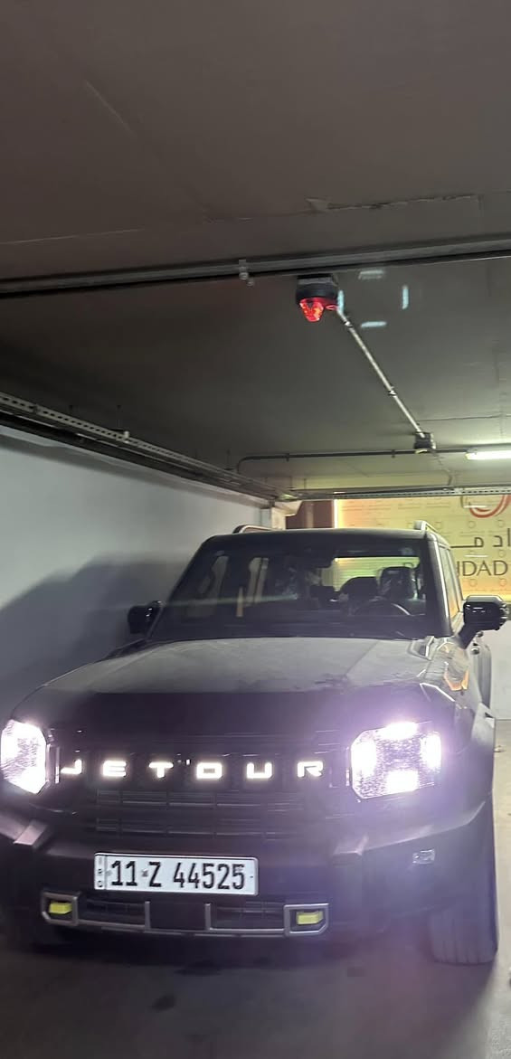 للبيع: جيتور Jetour T2 - موديل 2025 (Luxury)
السيارة بحالة الزيرو - جاهزة من كل شيء
 🔴 الموديل: 2025.
  🔴المسافة المقطوعة: 3,053 كم فقط 
  🔴الفئة: Luxury (فول مواصفات).
🔴 اللون الداخلي: زيتوني مميز مع حزام أمان لون برتقالي (أجمل اطلالة للـ T2).
 🔴 الضمان: ضمان الشركة الرسمي شركة هارلم موجود وفعال.
الإضافات (صارف عليها أكثر من 2,500,000 دينار):
 🔴 حماية PPF كاملة: من أفضل الأنواع لحماية طلاء السيارة من الصبغ والخدوش 
 🔴 تغليف داخلي (دوشمة): درجة أولى للحفاظ على الكراسي الأصلية.
 🔴أرضيات: افضل الأنواع  مصممة خصيصاً للسيارة.
حالة السيارة: السيارة جديدة تماماً، 🔴مع الرقم 
السعر : خاص  (قابل للتفاوض البسيط للجادين).
المكان: [بغداد]


**إذا كنت صاحب هذا الإعلان وتريد حذفه لأي سبب، رجاءا أرسل رسالة إلى الدعم الفني**