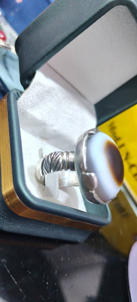 سلام عليكم احبتي الغوالي 
وينهم عشاق الجزع البقري
يالله جزع بقري افريقي من النوادر والروائع خاتم جميل يتميز بطاقة قوية وصياغة يدوية رائعة وزن الفضة فقط 18 غرام 
عرض الحجر 2 سانتيم وكسر 
سعر الخاتم 185 ألف وبي مجال  واني خادم للطيبين اللي يعجبة يتفضل خاص او يراسلني واتساب اني حاظر باي وقت. 👈 *********** 
العنوان ( النجف _ كوفة _ حي ميسان ) واني خادم لك احبتي
