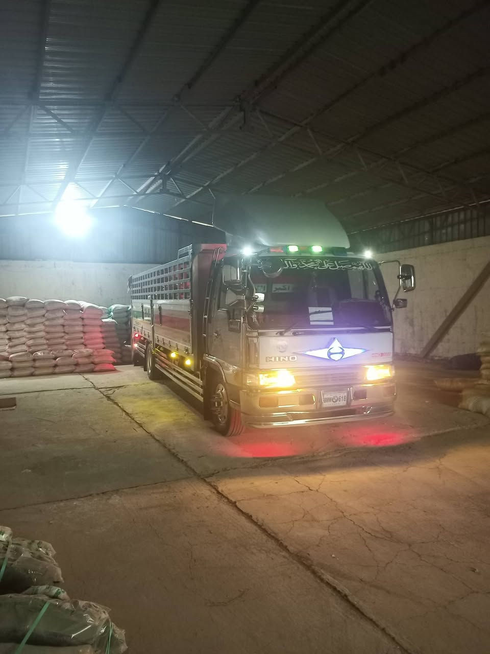 سلام عليكم هينو أنكر للبيع طول سبع وربع بلاد  سياره جازه وجديده معنه الكلمه مكينه وكير وكسن وحداديه وتخم تأير رقم بصره سنويه التسعه وعشرين مكان سياره ذي قار سعر330وبيه مجال لشراي الاستفسار نتصل ع رقم ***********
