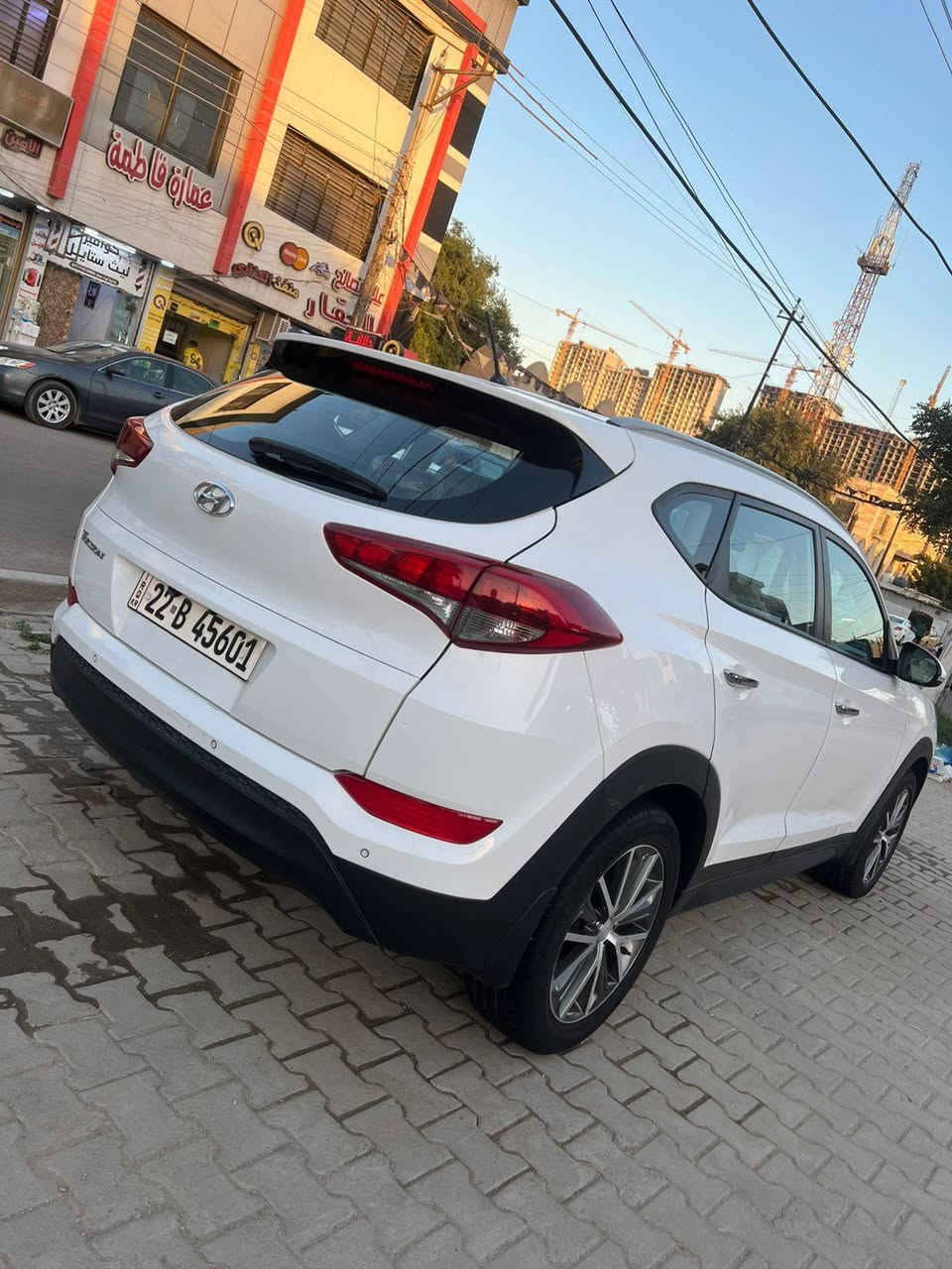 السلام عليكم
توكسان 2017خليجية مكفولة بيهة فقط تكشير بالبنيد واظح بالصورة 
ماشية٩٩الف رقم اربيل بأسمنة 
هزة وسنوية جدد
كشنات جلد وستيرن خياط وتحكم ستيرن جهتين 
ثلاث انظمة قيادة
خمسة ويل كب
تخم تاير جديد 
مكينة ٢٠٠٠ دوش 
جديدة جاهزة لاخر حباية
عارضهة ١٧٣ وبيهة شي بسيط
مكان السيارة بغداد مقابل مرور الطوبجي
***********
