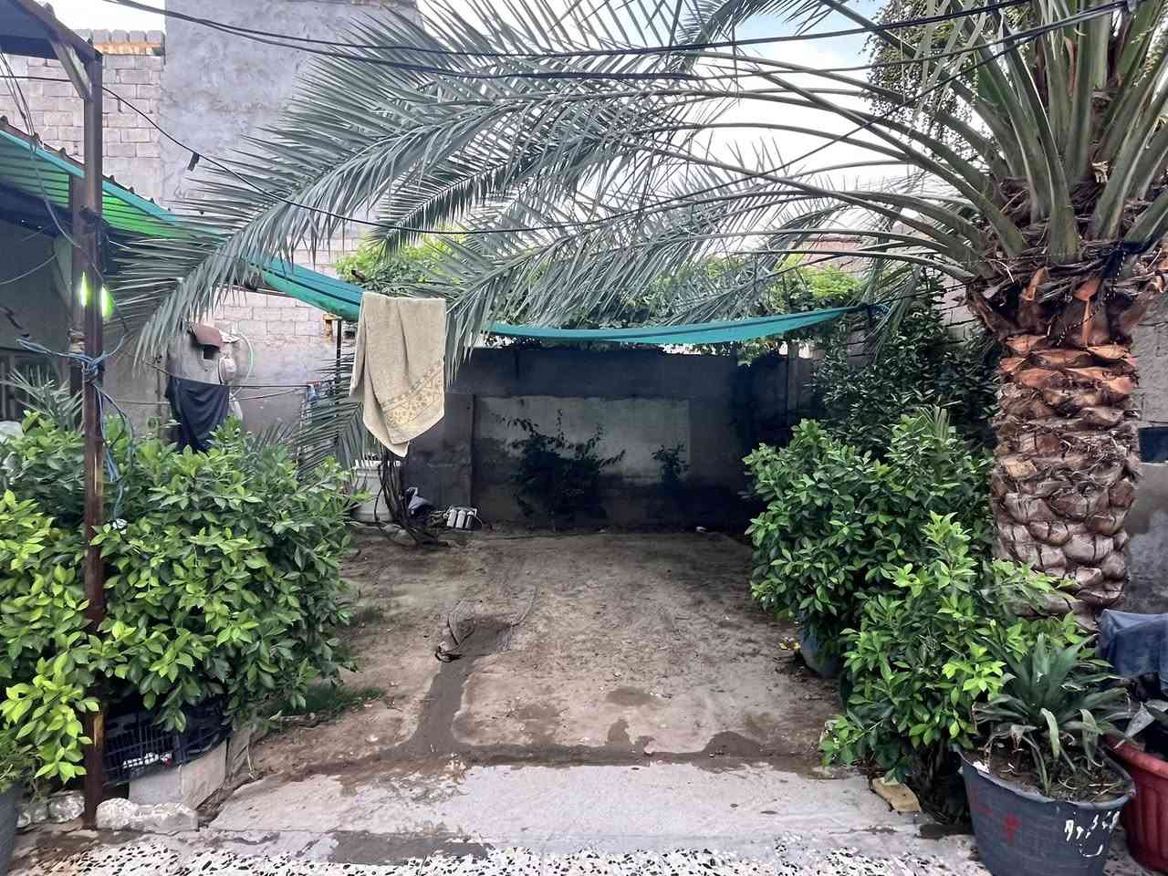 السلام عليكم
دار للبيع حي المنتظر الأولى الشارع الاول 

المساحة ٢٥٠ م 

يحتوي علئ غرفيتن ، صالة ، مطبخ ،حديقة كما موضح بالصور للاستسفار 

***********
