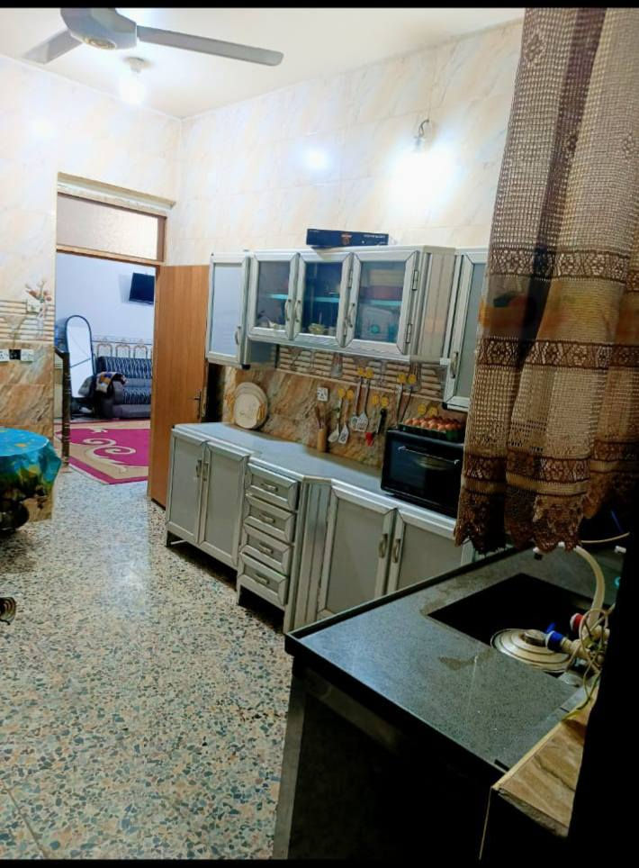 بيت للبيع مساحة 150 م واجهة 7.5 نزال 20 م بناء حديث 2019 طابقين كامل من الداخل ارضية كاشي و جدران بياض و سيراميك يحتوي 4 غرف نوم ثلاثة طابق ثاني و واحدة طابق ارضي بالأظافة الى استقبال ضيوف و مطبخ و ثلاث حمامات خارجي و داخلي ارضي و طابق ثاني و هول داخلي طابق ارضي و طابق ثاني البيت كامل من جميع النواحي
في منطقة حي الصديق مقابل روضة و حضانة تيم قرب البنايات الجديدة لمتوسطة البصرة و اعدادية زها حديد و ثانوية الموسوعة العلمية و ابتدائية علي ابن ابي طالب 
في الفرع المقابل لهذه المدارس الجديدة  يعني تبعد مسافة مية متر تقريبا في داخل الفرع عن المدارس و قريب على مستشفى ابي غريب العام و قريب على سوق ابي غريب 
موقع مميز و خدمات حلوة و بناء جاهز 
خارطة المنطقة و خارطة البيت موجودة في الصور 
للاستفسار اكثر المراسلة واتساب او الاتصال على الرقم التالي 
***********
