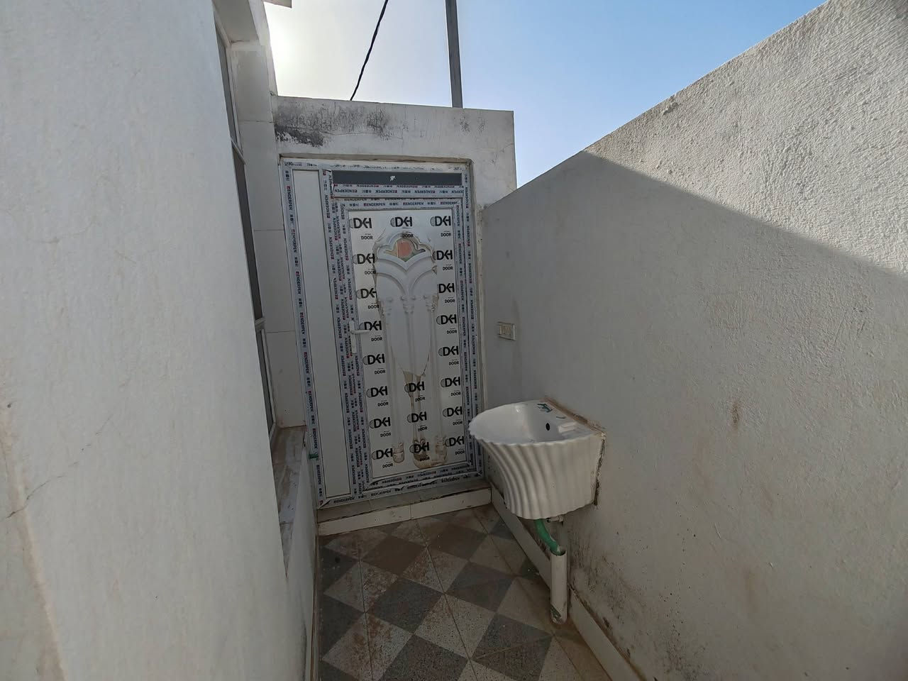 🏡 دار للبيع خلف مستشفى القاسم ━━━━━━━━━━━━━━
📍 الموقع: يبعد 50 متر عن شارع حلة - ديوانية
✅ خدمات كاملة
✅ الشارع مبلط
━━━━━━━━━━━━━━ 📐 المساحة: 100 متر 📄 السند: 25 طابو زراعي ━━━━━━━━━━━━━━
🏠 مواصفات الدار:
🛏️ غرفة نوم
🛋️ صالة استقبال
🚿 مجمعات صحية داخلية وخارجية
🍽️ مطبخ بارد
🧱 البناء طابوك
━━━━━━━━━━━━━━ 📢 ملاحظة: الدار خالية حالياً ━━━━━━━━━━━━━━
📞 للاستفسار: ***********
💰 السعر: مراسلة واتساب أو ماسنجر ━━━━━━━━━━━━━━
📢 إذا عندك دار للبيع أو أرض زراعية اتصل بينا أو راسل الصفحة.
🏘️ بيوت معروضة بمختلف الأحياء السكنية وبأسعار ومساحات متنوعة.
📞 أرقام التواصل موجودة داخل المنشورات.
