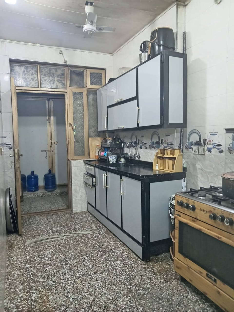السلام عليكم
متوفر حاليا بيت 75 م طابق ونص طابو سند ٢٥ بناء حديث متكون من غرفة وصالة واستقبال ومطبخ وصحيات وفوك غرفه
موقعه  كربلاء شارع ميثم التمار فرع أسواق برتقالة 5 دقايق عن الإمام
سعره 160 مع المجال
ملاحظة
سعره بلاش بسبب الضروف مقارنه للمنطقه بالنسبه للموقع علما المتر مليونين نفس المكان
للإستفسار عالخاص او على هذا الرقم *********** تحياتي للجميع
