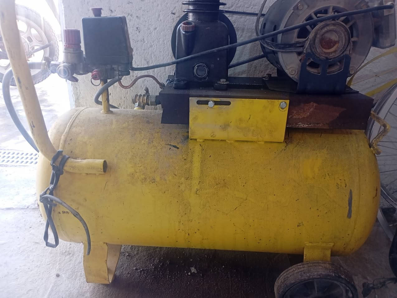 السلام عليكم كمبريسر حجم 50/ شغال بس شادله ماطور مبرده المكان كوت ***********
