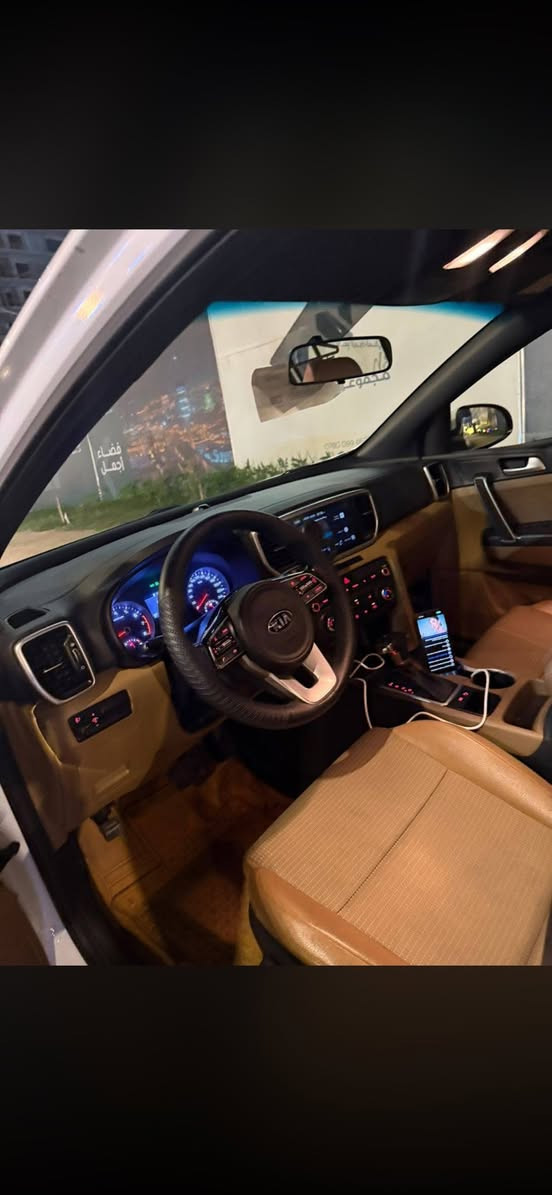 السلام عليكم كيا سبورتج خليجي شركة الدولية  2020 مكفوله من الصبغ ماشية 80 الف
الموصفات شاشة اصلية كامرة دوارة تحكم جهتين اشاير بلمراية وترحيب والمري طي داخل لون حمصي تخم تاير 5 ويل كب السياره حيل جديدة لايت زنون اصل الاتصال علئ الرقم ***********
