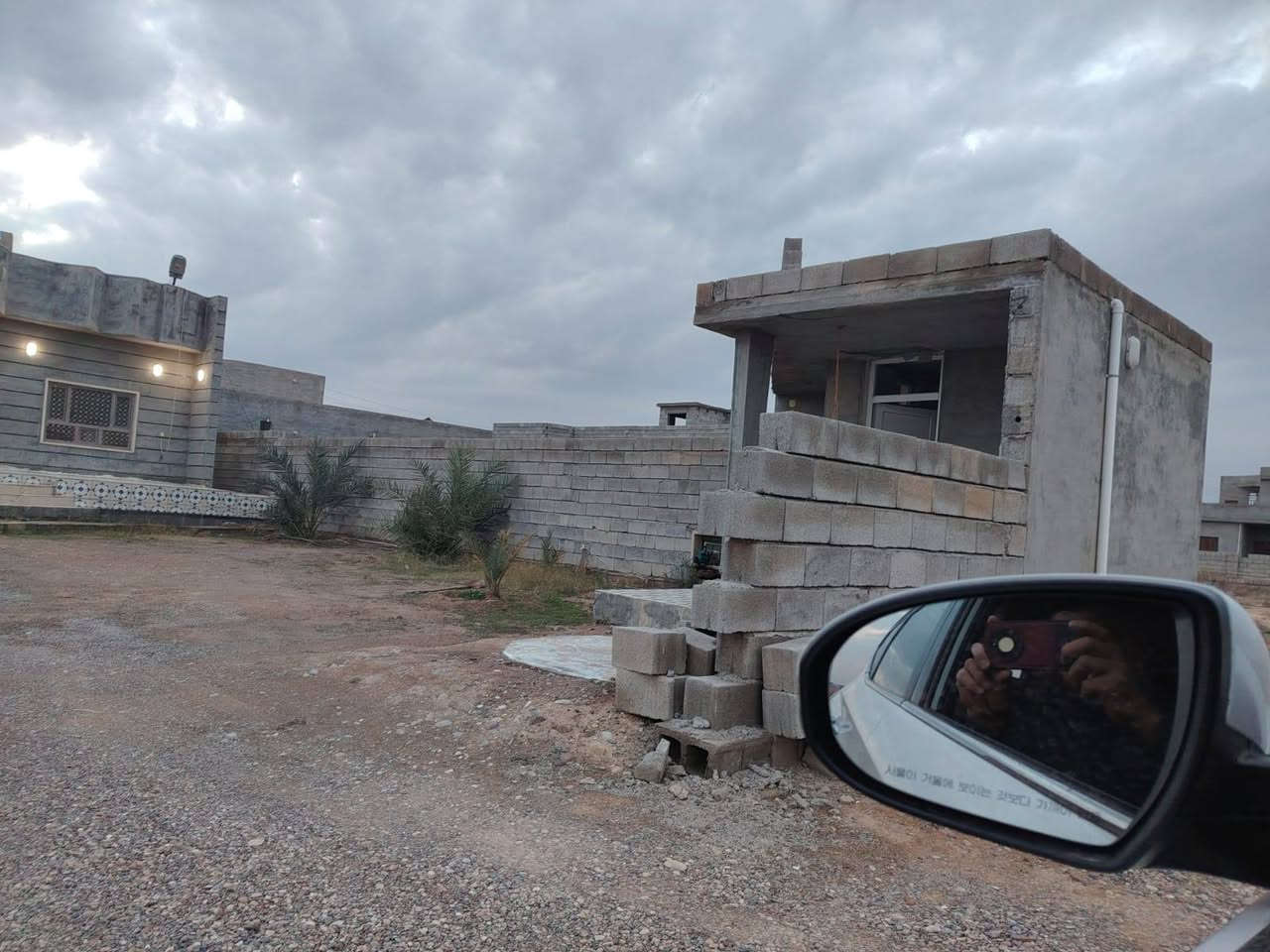 بيت للبيع قضاء العلم خلف جامع الصالحين بالقرب من قاعة اماسي بناء حديث مساحة الأرض 700 متر والبناء 180 متر غرفتين نوم وربعه ومطبخ داخلي حار وبارد مع مجموعة صحيات متكامله وانتوا بكرامه  مسيج وصحيات خارجيه ومخزن خارجي
السعر المطلوب 80 مليون قابل للتفاوض
***********
