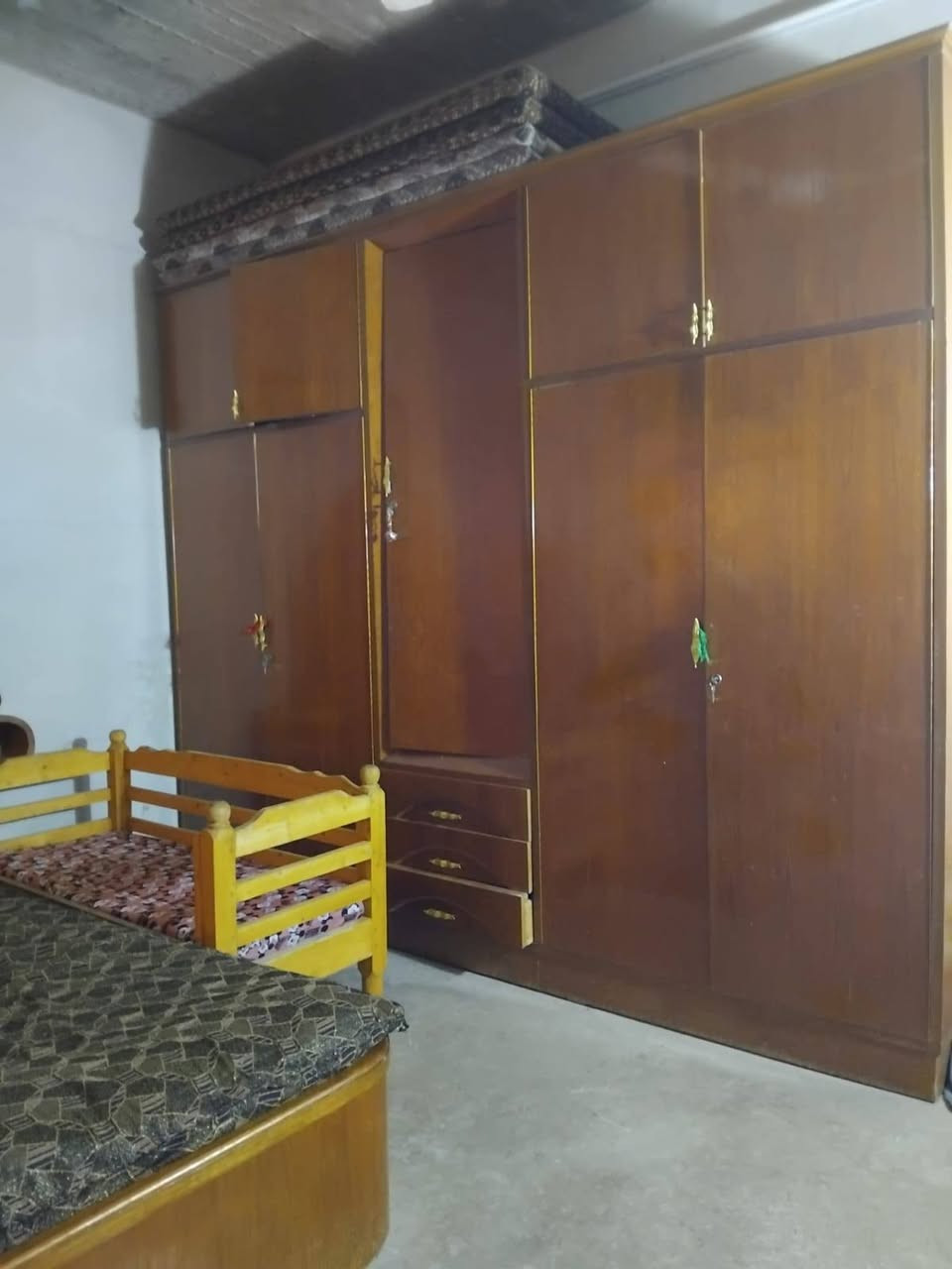 سلام عليكم اخوان عندي غرفه للبيع أسعر 900بي مجال هذا رقمي للتواصل معنا ***********غرفه نضيف
