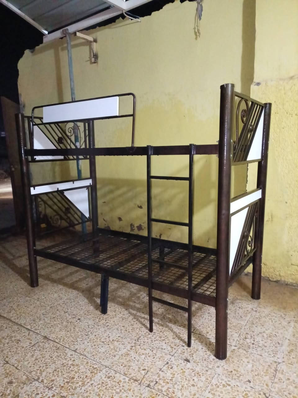 جربايه طابقين حديد متينه وقويه جديده مستخدم قليل السعر١٥٠  ألف وبيها مجال قليل مكان بيجي حي العسكري ***********
