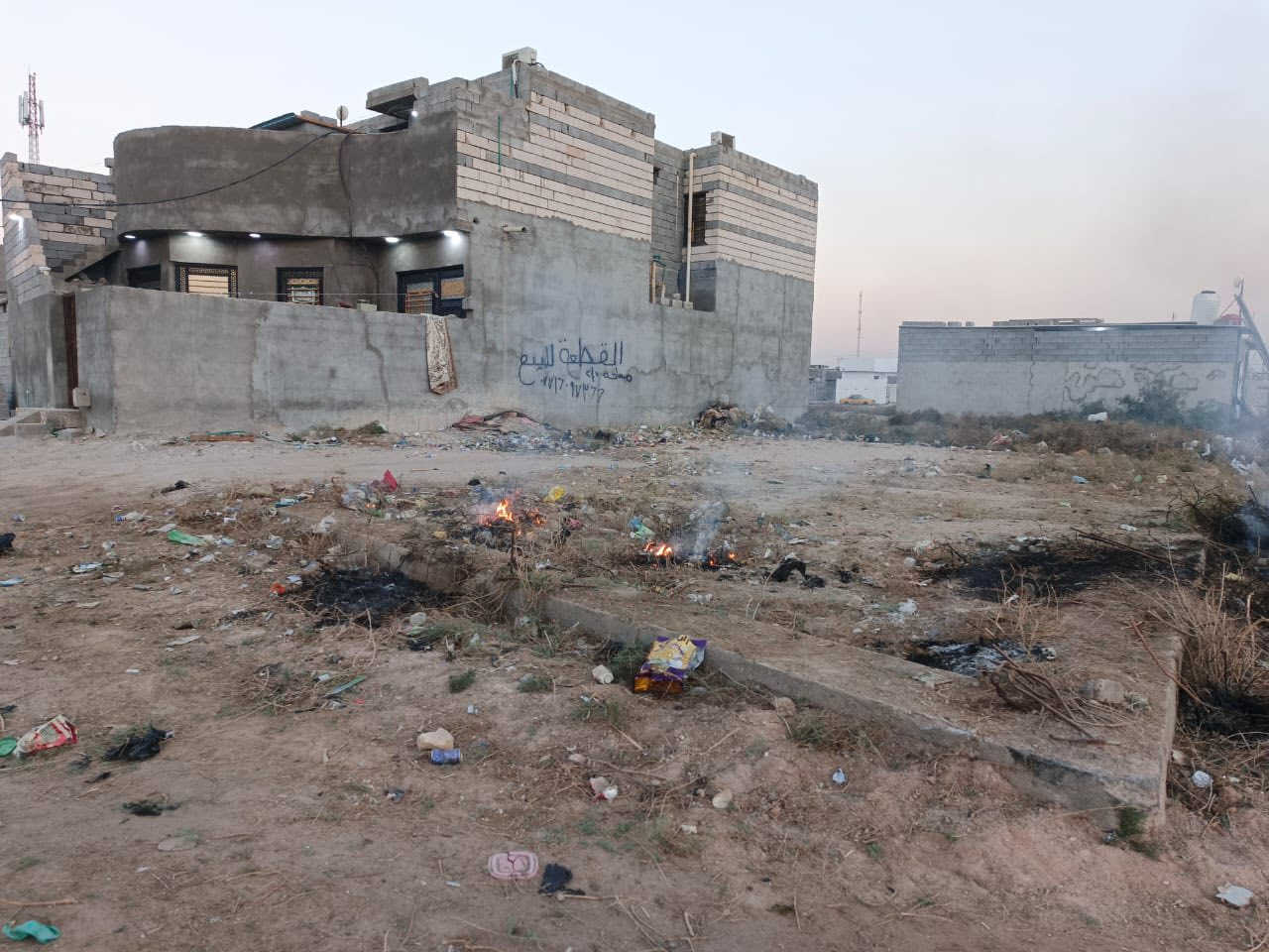 قطعه ركن للبيع في الجزيره شارع زين العابدين كاع الدكتور قرب مدارس الهادي مساحة ٢١٠ متر بيهه بتلو طابو زراعي سند ٢٣ السعر 40مليون وبيهه مجال 
***********
