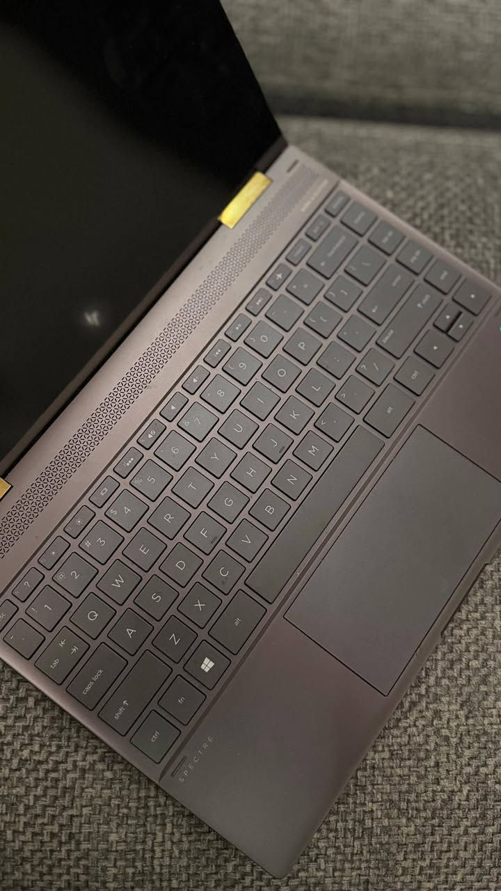 للبيع لابتوب HP Spectre x360 بحالة جيدة، جهاز من الفئة الفخمة (Ultrabook) يجمع بين الأناقة في التصميم والأداء القوي. الجهاز قابل للتحويل (Convertible 360) ويتحول إلى تابلت، مثالي جداً للدراسة، العمل المكتبي، ومشاهدة المحتوى.
للبيع لابتوب HP Spectre x360 بحالة جيدة، جهاز من الفئة الفخمة (Ultrabook) يجمع بين الأناقة في التصميم والأداء القوي. الجهاز قابل للتحويل (Convertible 360) ويتحول إلى تابلت، مثالي جداً للدراسة، العمل المكتبي، ومشاهدة المحتوى.

المعالج: Intel Core i7 (الجيل الثامن) - 

​الرام: 16GB.
​الخزن: 512GB SSD 
​الشاشة: 13.3 بوصة، دقة Full HD، تعمل باللمس (Touch Screen).
​السعر ٤٠٠ الف مكاني بغداد


**إذا كنت صاحب هذا الإعلان وتريد حذفه لأي سبب، رجاءا أرسل رسالة إلى الدعم الفني**