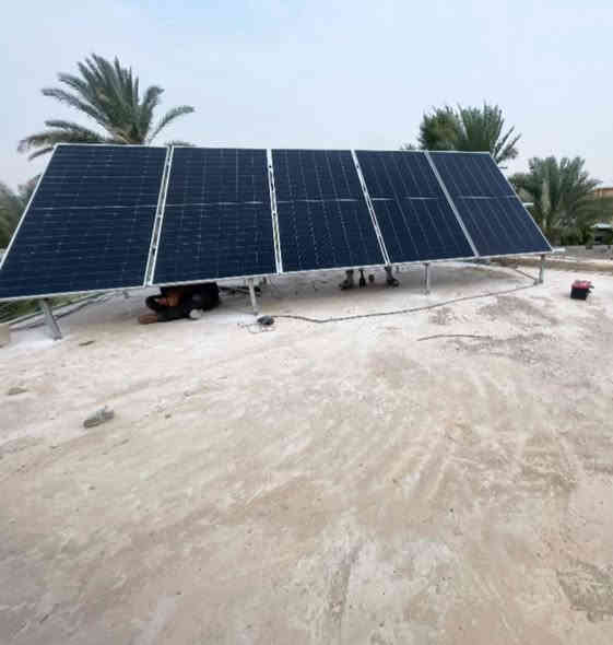 سلام عليكم 🫡
في  شروين 💡🌞💡

بتاريخ2025/12/7

تم تجهيز وتنصيب منظومة متكاملة للطاقة الشمسية في #شروين/قرية حمزة النجم   دار الأخ   #ابو حسيب بلال الزهيري تستاهل كل الخير 

تم العمل والتجهيز المواد من قبل مكتب #ضوء ديالى 

منظومة 10 آمبير  ليلي🌙 نهاري 🌞يمكن تطويرها إلى 25 آمبير  وأكثر ——
تكونت من ..

الواح عدد 5   ألواح لونجي هي ألواح طاقة شمسية عالية الجودة تُعرف بكفاءتها620 w العالية وأدائها المتفوق في مختلف الظروف، خاصةً في الأجواء الحارة والظروف ذات الإضاءة المنخفضة. تتميز بتقنيات متطورة مثل خلايا HPBC لزيادة الإنتاجية، ومتانة عالية، وضمان طويل الأمد، مما يجعلها خيارًا موثوقًا للمشاريع السكنية والتجارية

إنفرتر #جرواط (Growatt) هو جهاز عاكس شمسي هجين وموثوق لتحويل طاقة التيار المستمر (DC) من الألواح الشمسية أو البطاريات إلى تيار متردد (AC) لاستخدام الأجهزة المنزلية، وهو يشتهر #بكفاءته العالية، دعمه لأنظمة خارج الشبكة (Off-Grid) أو المتصلة بالشبكة، ووظائفه الذكية مثل شحن MPPT وحماية متعددة، مع خيارات مراقبة عبر #WiFi، ويأتي بقدرات مختلفة (مثل 6 كيلو واط) ومناسب للاستخدام المنزلي والتجاري

بطارية 🔋ليثيوم داي (Deye) #سعة 10 كيلو وات (تقريبًا 10.24 كيلو وات ساعة) هي نظام تخزين طاقة شائع يعتمد على تقنية فوسفات حديد #الليثيوم (LiFePO4)، وتتميز بـ 51.2 فولت، وقدرة 200 أمبير/ساعة، وعمر افتراضي طويل (أكثر من 8000 دورة)، وتصميم آمن وقابل للتوسع، مع نظام إدارة بطارية (BMS) مدمج، وتوفر حلول طاقة موثوقة ومستدامة للمنازل والشركات عبر ميزات مثل المراقبة عن بعد والتثبيت المرن. 

تم استخدام السلك المغلون الخاص بل طاقة الشمسية وتيار الDC
تم ربط كافة قواطع الحماية ال DC وقواطع AC الخاصة بل خرج وادخال Ac لحماية المنظومة من التيار العكسي والمتذبذب 

تحياتي لكم جميعاً 
@الجميع
تم العمل من قبل  مكتب #ضوء ديالى 
اي استفسار خاص او رقم الهاتف /*********** /
‭0770 010 9288‬ واتساب موجود
