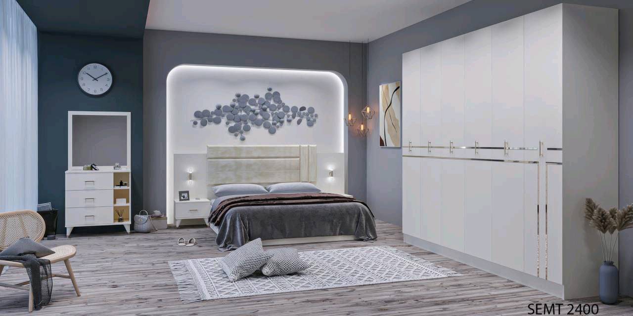 طقم غرف نوم فاخر بتصاميم عصرية من مملكة الأثاث، يتكون من سرير كبير، كومودينتان، دولاب ملابس مع مرايا، وتسريحة. مثالي لإضفاء لمسة أناقة على غرفة النوم.
