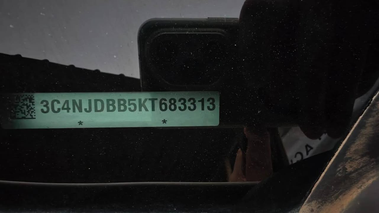 السلام عليكم
جيب كومباس 2019
ماشية 109 الف/كلم
لون ابيض
سقف اسود بلادي
محرك ٢٤٠٠ 
تبريدقطعتين 
شاشه 
حساس اطارات 
ويل كب 
كرسي سائق كهرباء
تحكم استيرن  
كروس سرعه 
مثبت سرعه  
قياده ذاتيه
توقف ذاتي
كامرا خلفية
السعر 135 ورقة وبيه مجال بسيط
وبعد بيهه هواي مواصفات
وبالعافية عالشراي
***********
بغداد غزالية او دورة
